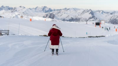 Julemand p ski i sneen i Val Thorens