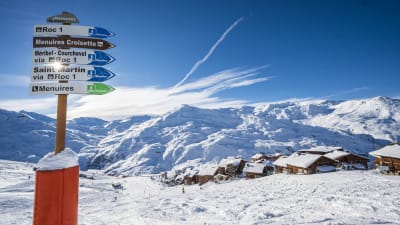 Snebekldte bjerge og bl himmel i Les Menuires i Frankrig