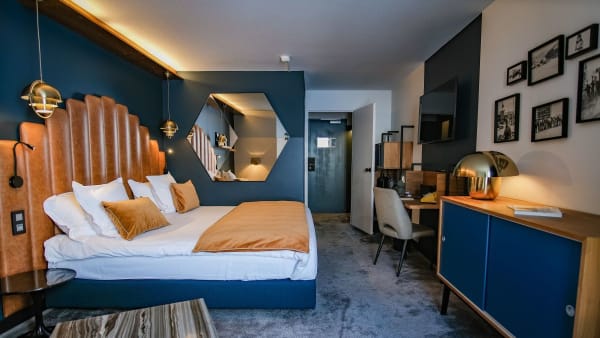 Treb�ddsrum med utsikt mot byn