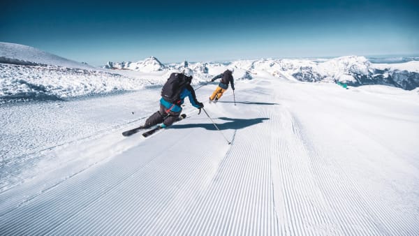 Tv skidkare pvg ner fr nypistad backe i Les Deux Alpes i Frankrike
