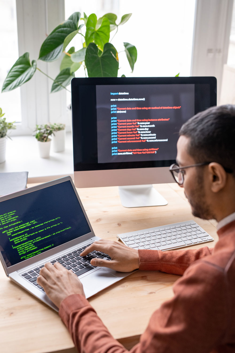 Join globally renowned Java expert Dr Heinz Kabutz for this hands-on workshop for the busy Java professional who wants to quickly learn and apply new essentials on core Java topics.