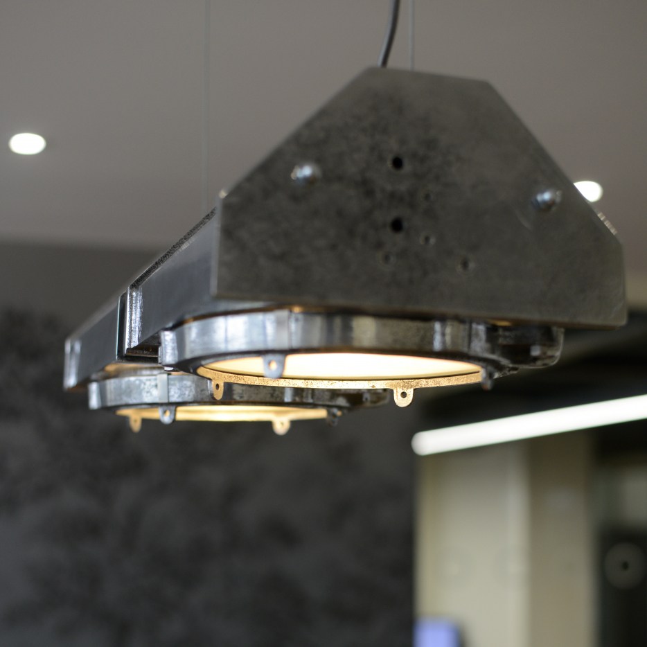 G&G industrial office traffic light skinflint