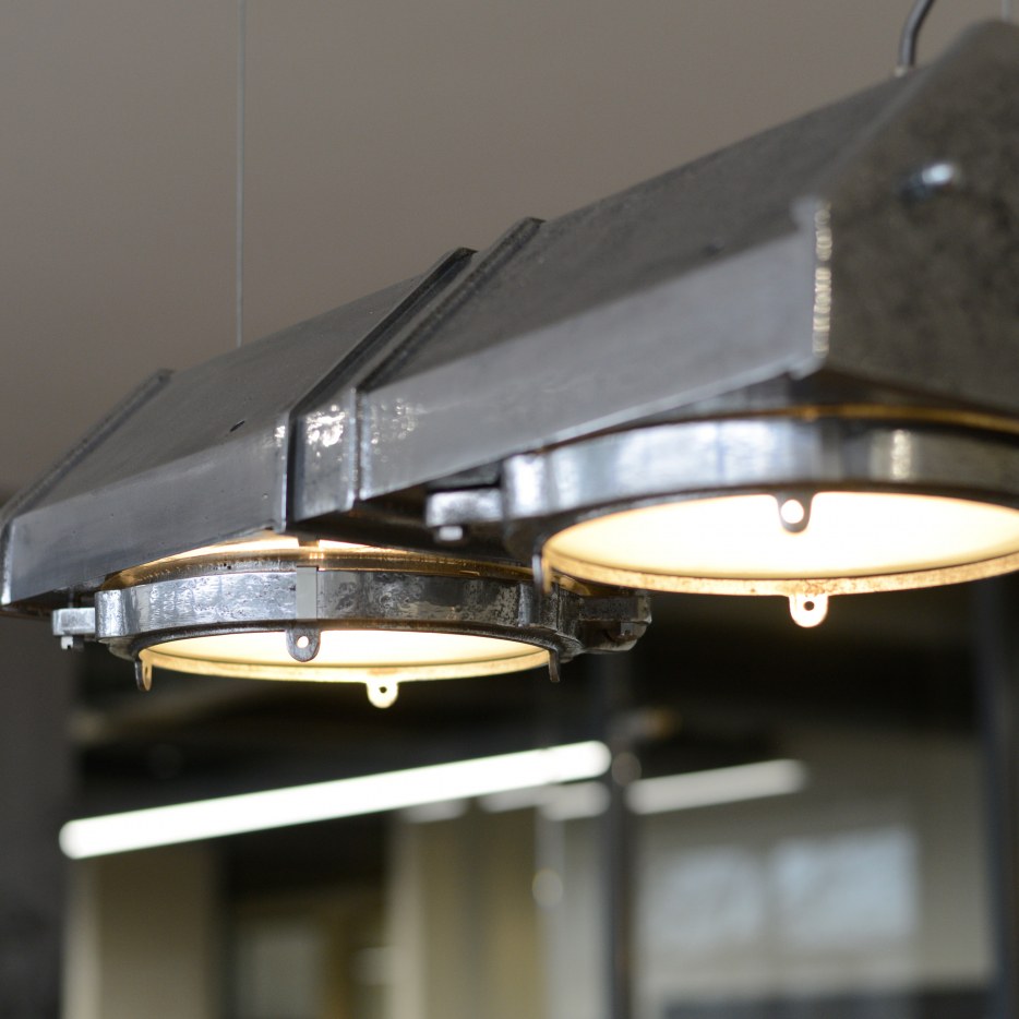 G&G industrial office traffic light skinflint