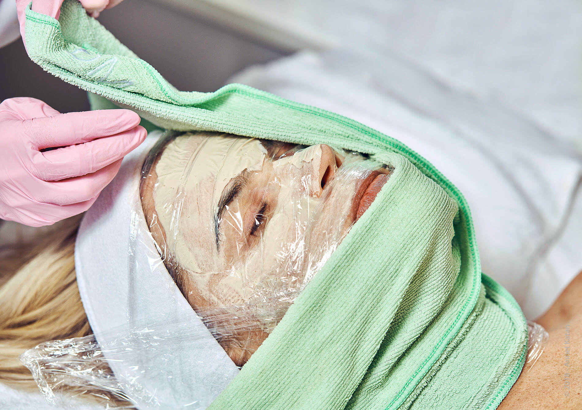 Skinnovation esthetician providing treatment