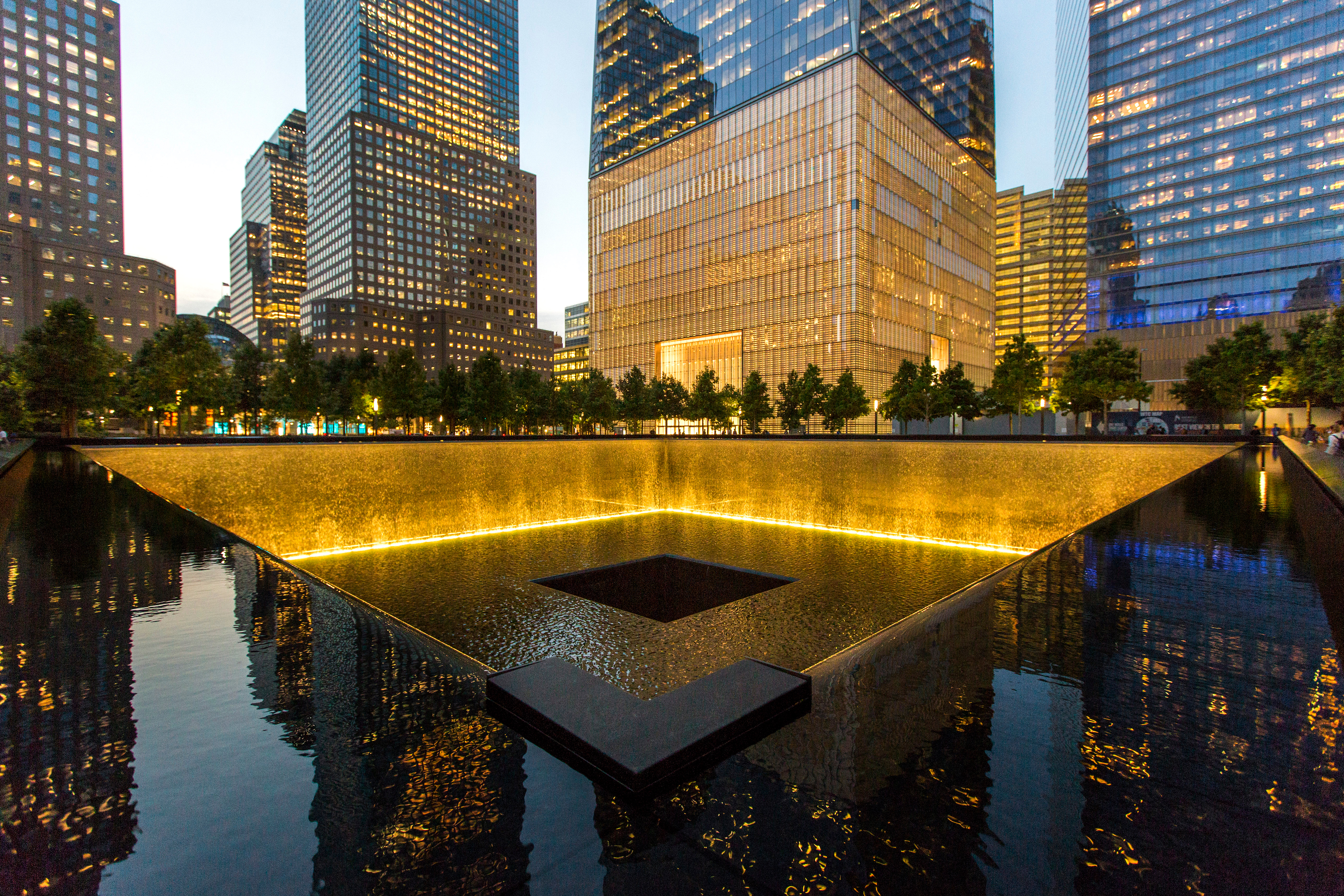 Memorial a las víctimas del 11S iluminado
