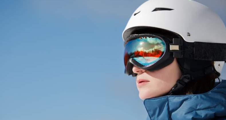 women with unfogged ski goggles
