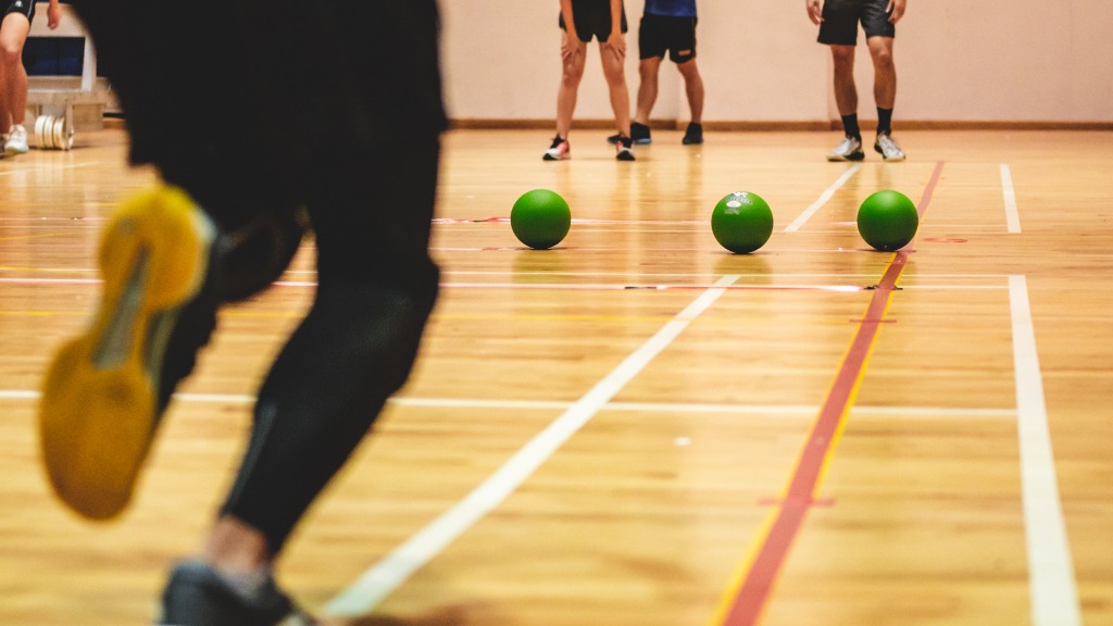 Ballspill inne i en gymsal