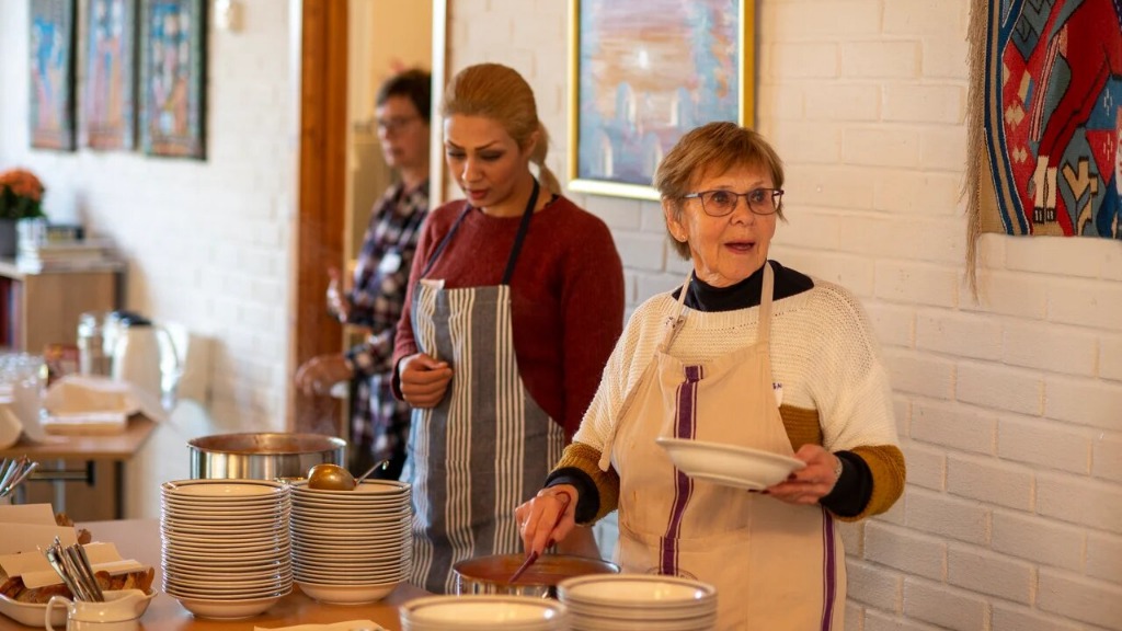 Servering av tomatsuppe på nabokafeen