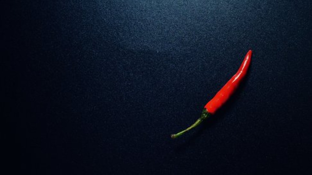 Rød chili på sort bakgrunn