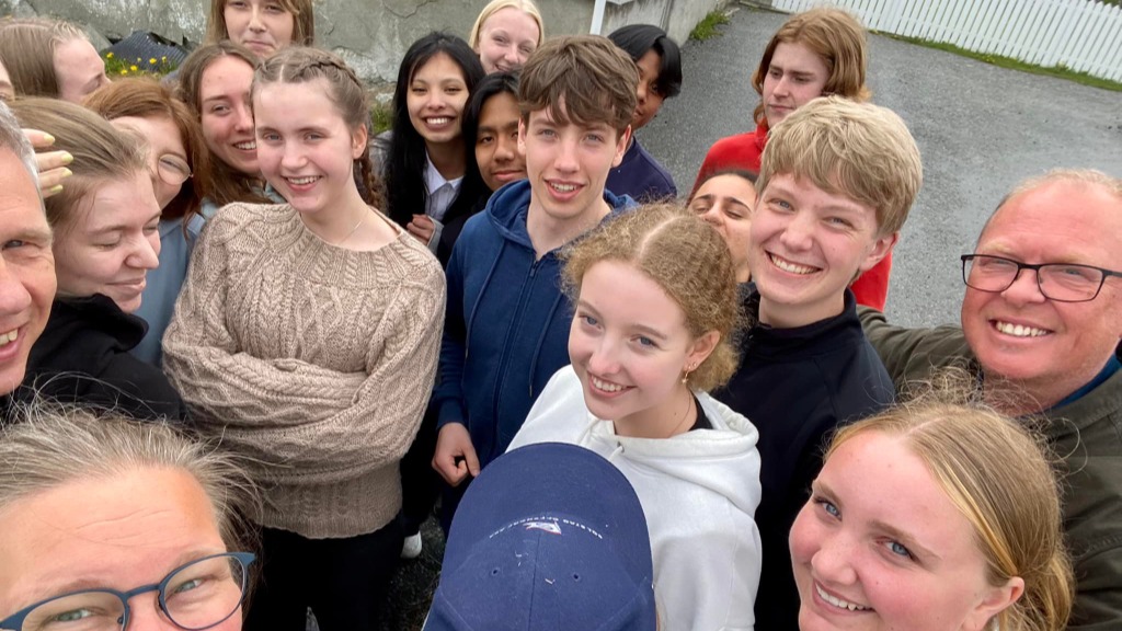 Selfie-klynge med ungdommer og noen voksne