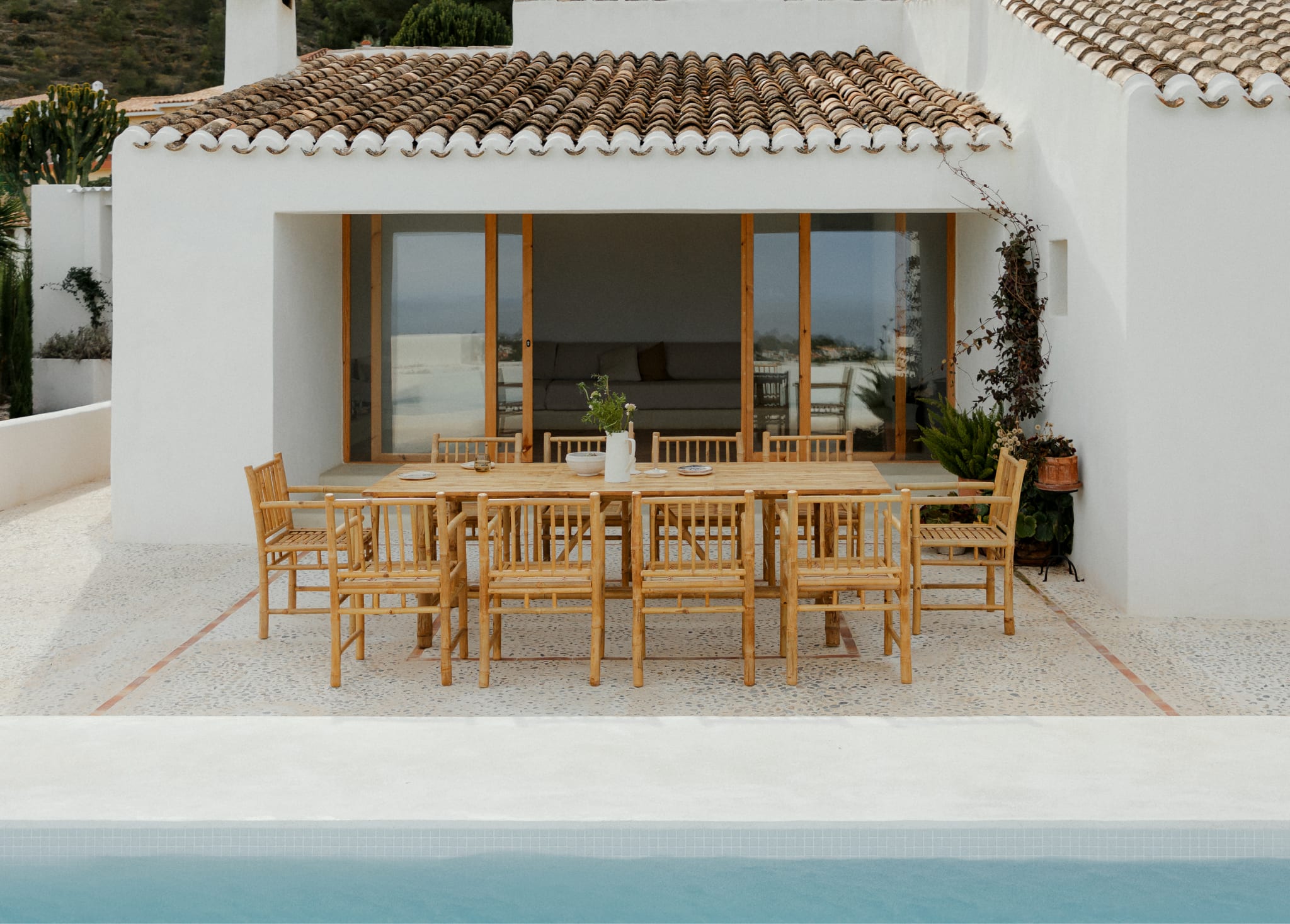 Ensemble de table rectangulaire (250x100 cm) et 10 chaises de jardin avec accoudoirs en bambou Senia