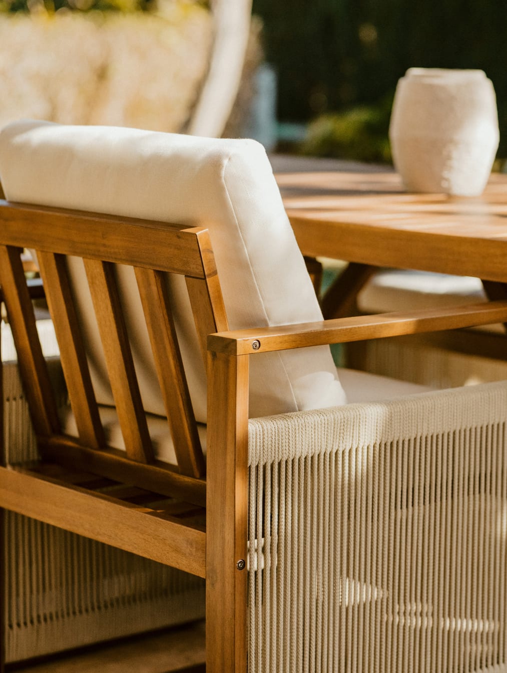 Silla de jardín con reposabrazos en madera de acacia Nayely   