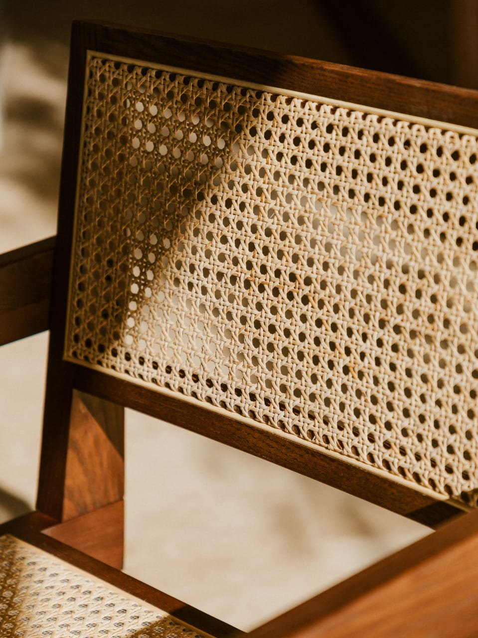 Silla de comedor con reposabrazos en madera de fresno y ratán Lali
