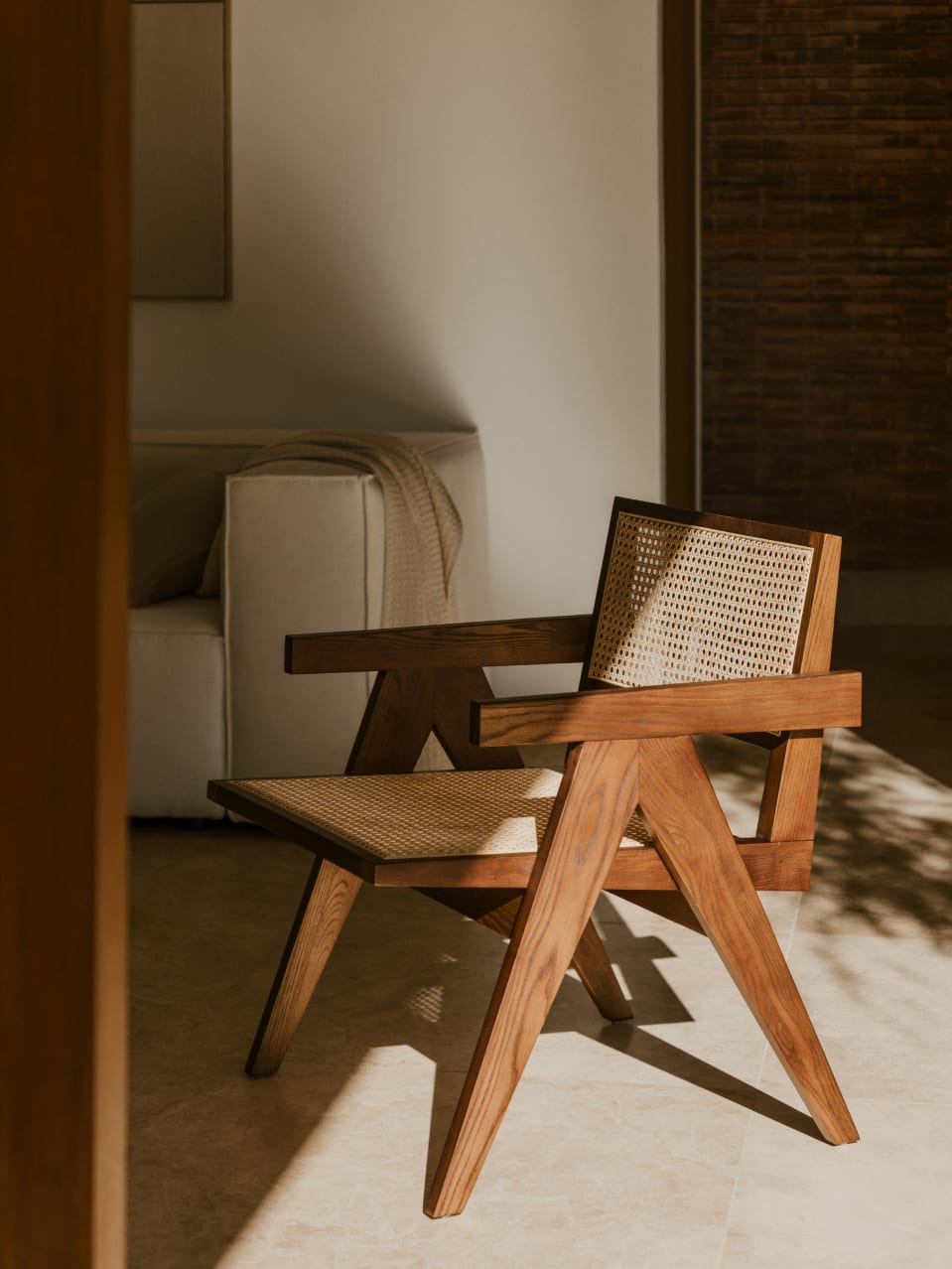 Sillón con reposabrazos en madera de fresno y ratán Lali                    