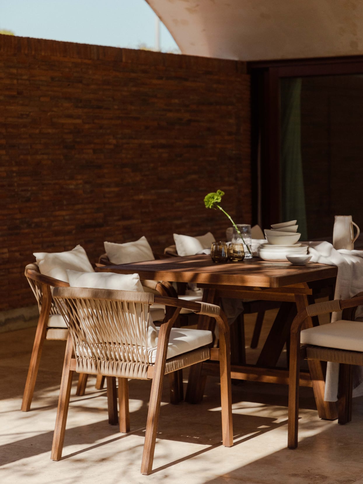 Set de Mesa Extensible Rectangular (200-300x100 cm) y 10 Sillas de Jardín con Reposabrazos en Madera de Acacia Dubai   