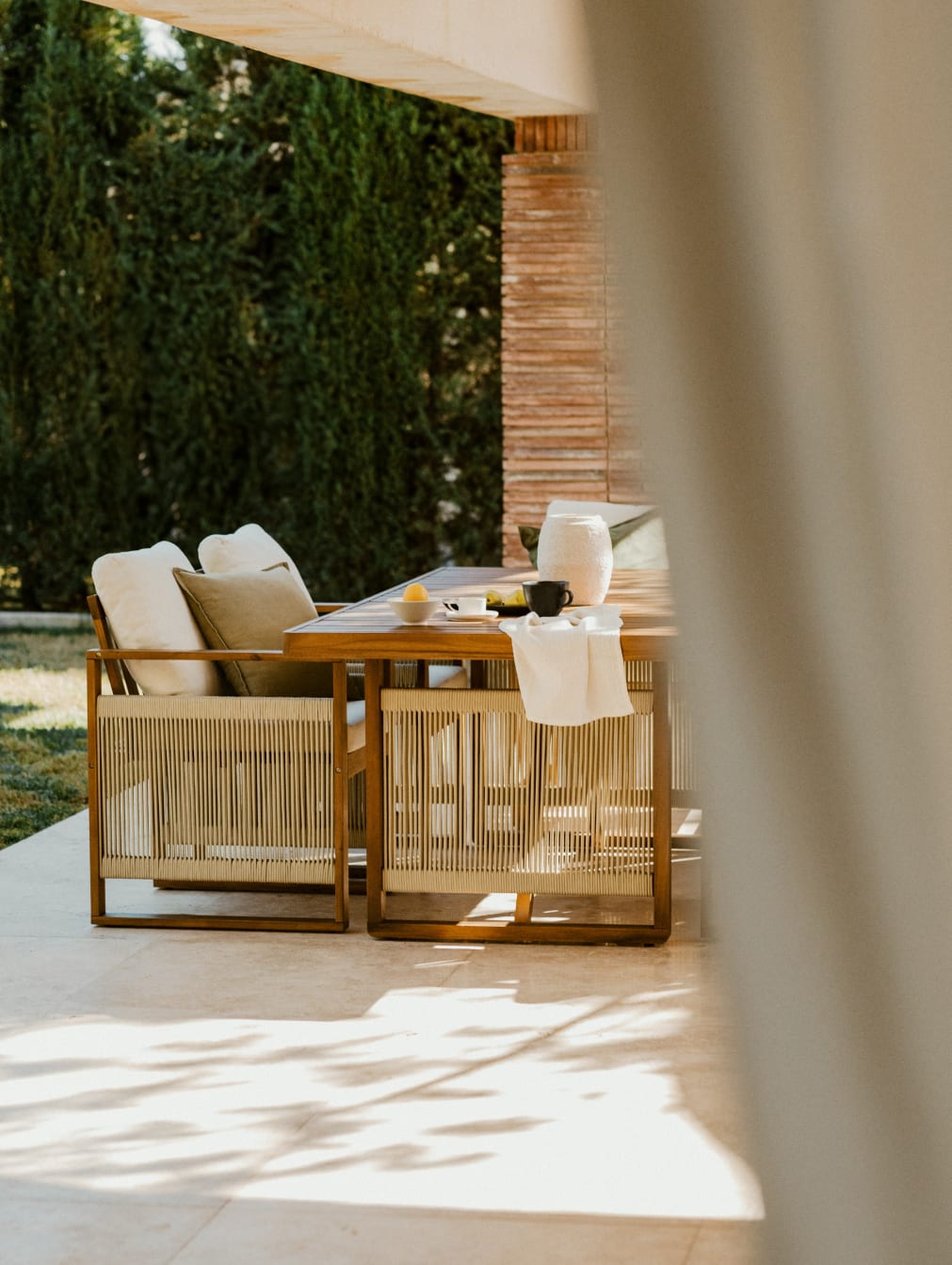 Set Mesa Rectangular  (200x100 cm) y 6 Sillas de Jardín con Reposabrazos en Madera de Acacia Nayely  