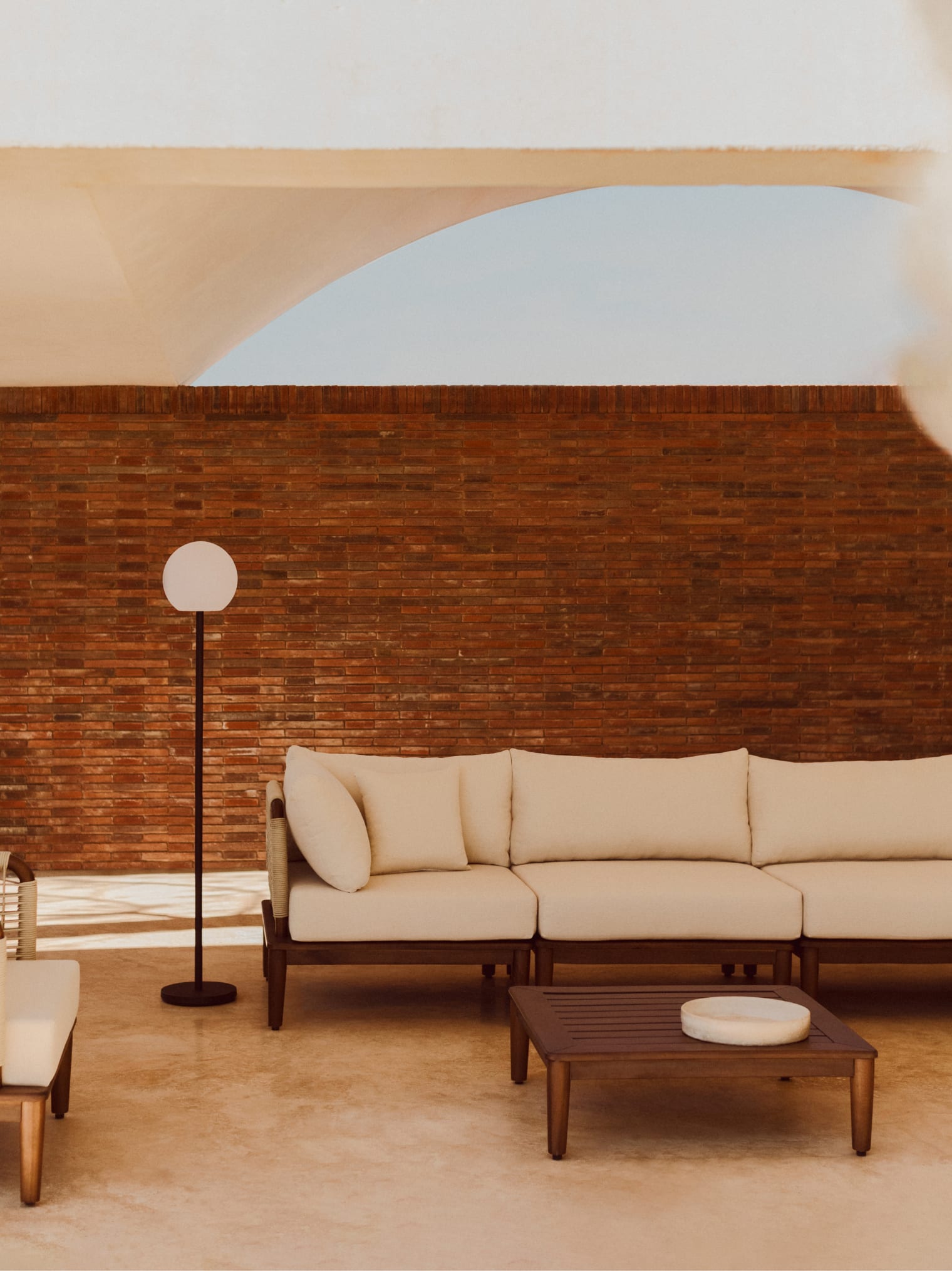 Conjunto de jardín con sofá modular de 3 piezas y mesa de centro en acacia Giulia  