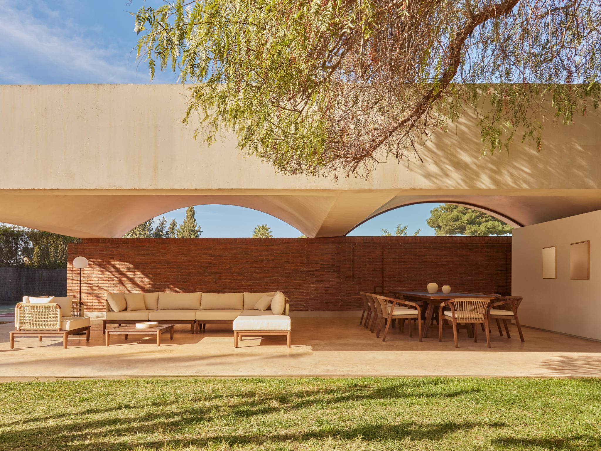 Conjunto de jardín con sofá modular de 3 piezas con 2 sillones esquineros, puff, sillón y mesa de centro en acacia Giulia