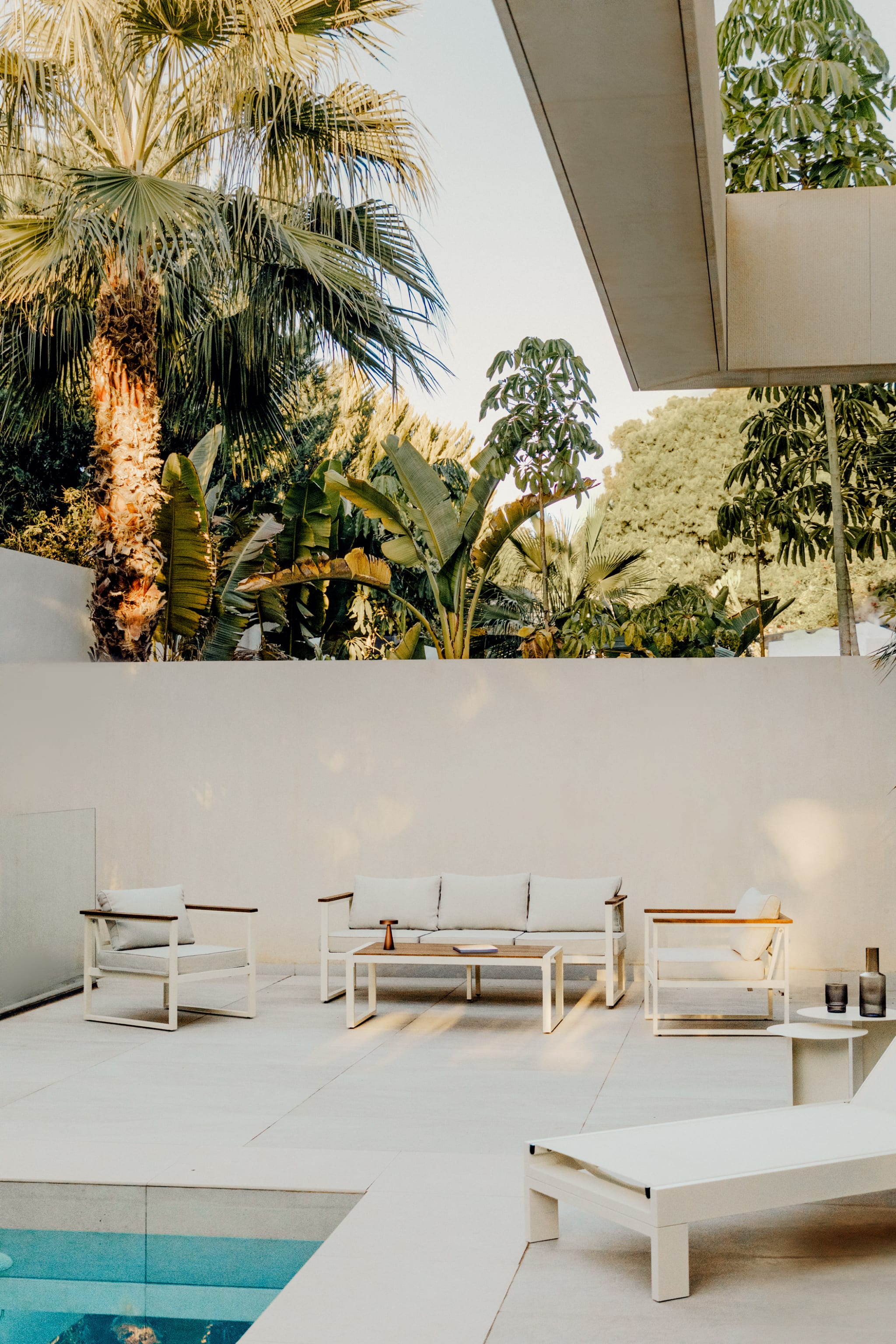 Garden set with a 3-seater sofa, 2 armchairs, and a coffee table in aluminum and Lipov acacia wood.