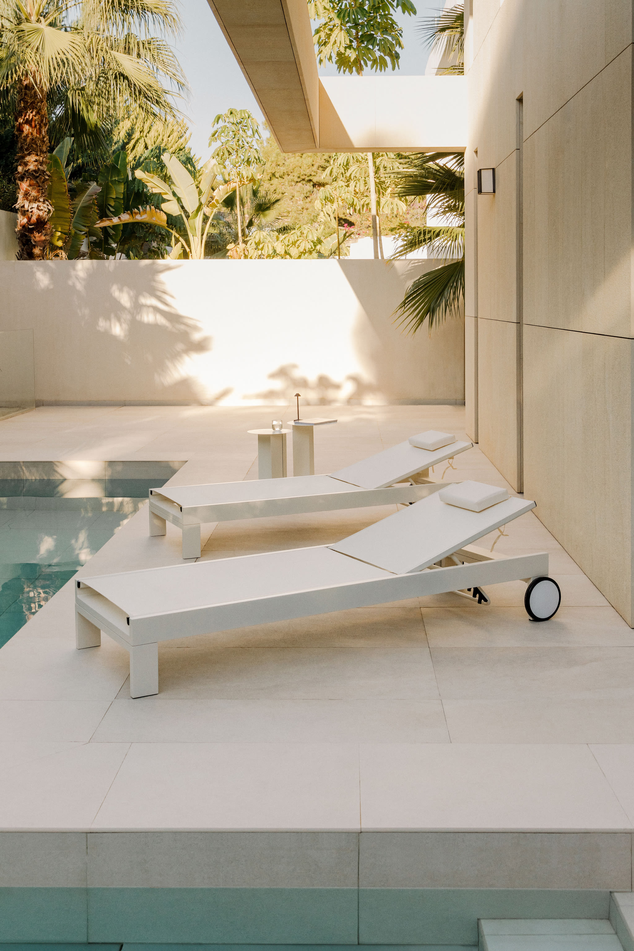 Reclining aluminum sun lounger with Akelia cushion