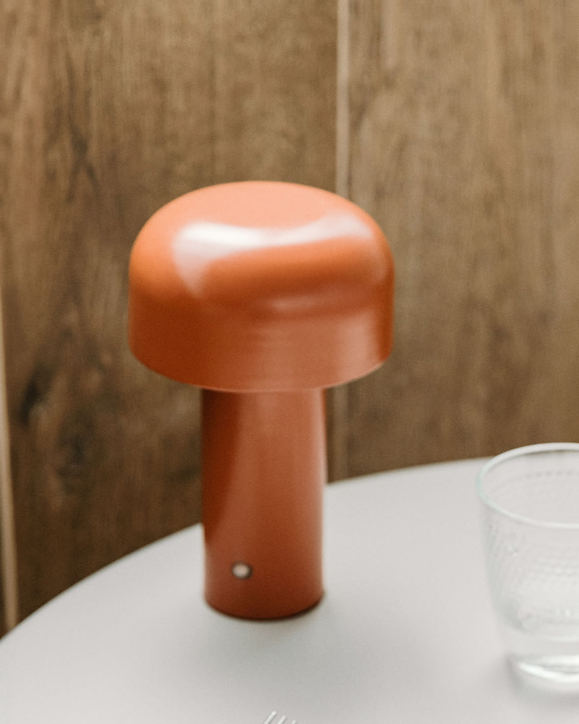 Loentia wireless LED iron table lamp