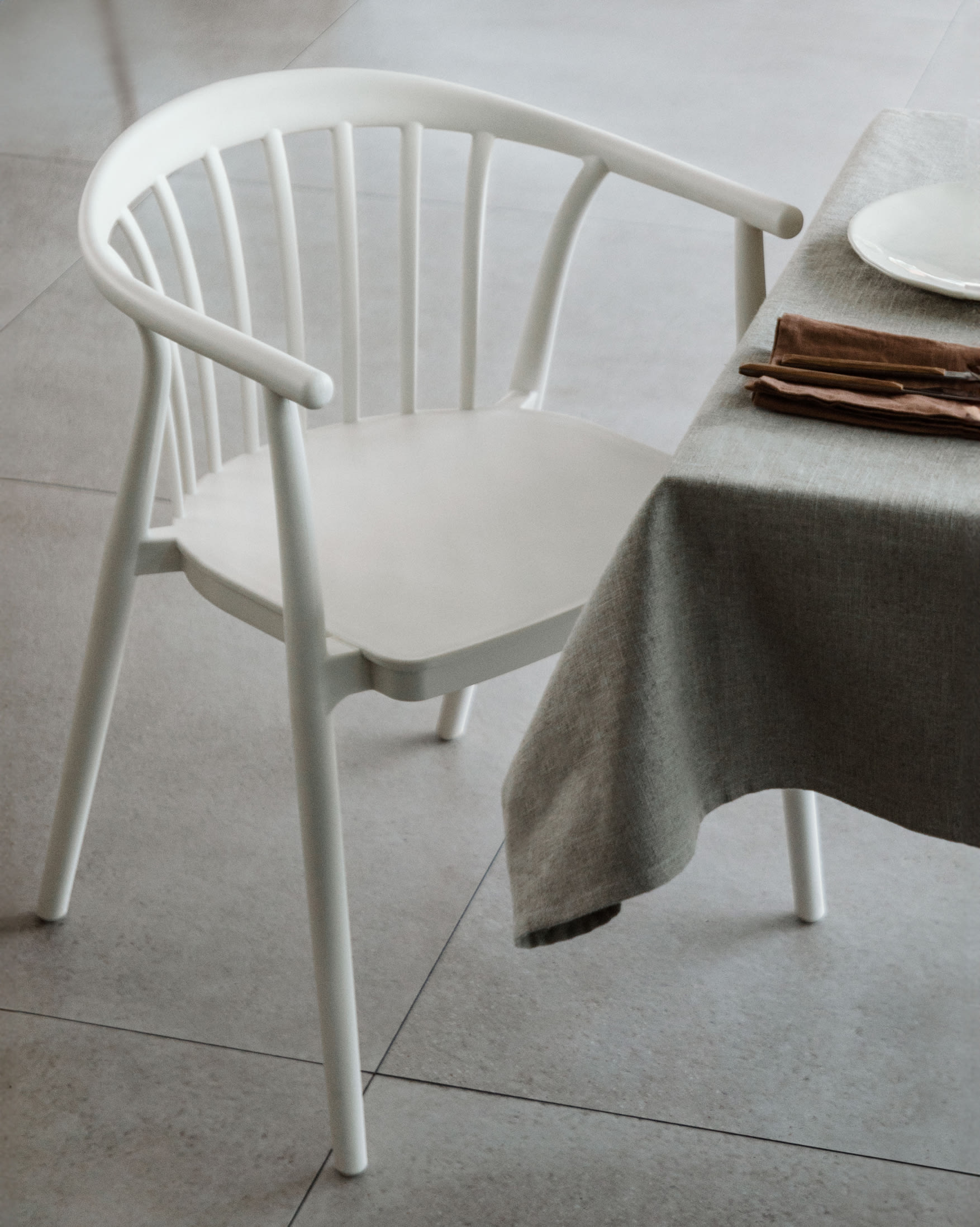 Stackable garden chair with armrests in polypropylene Ivor