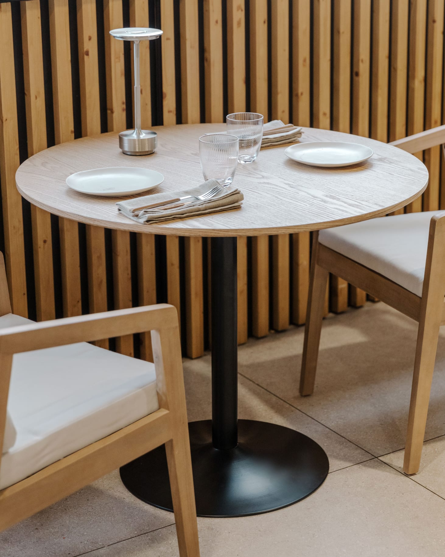 Yvetta round dining table in MDF and iron