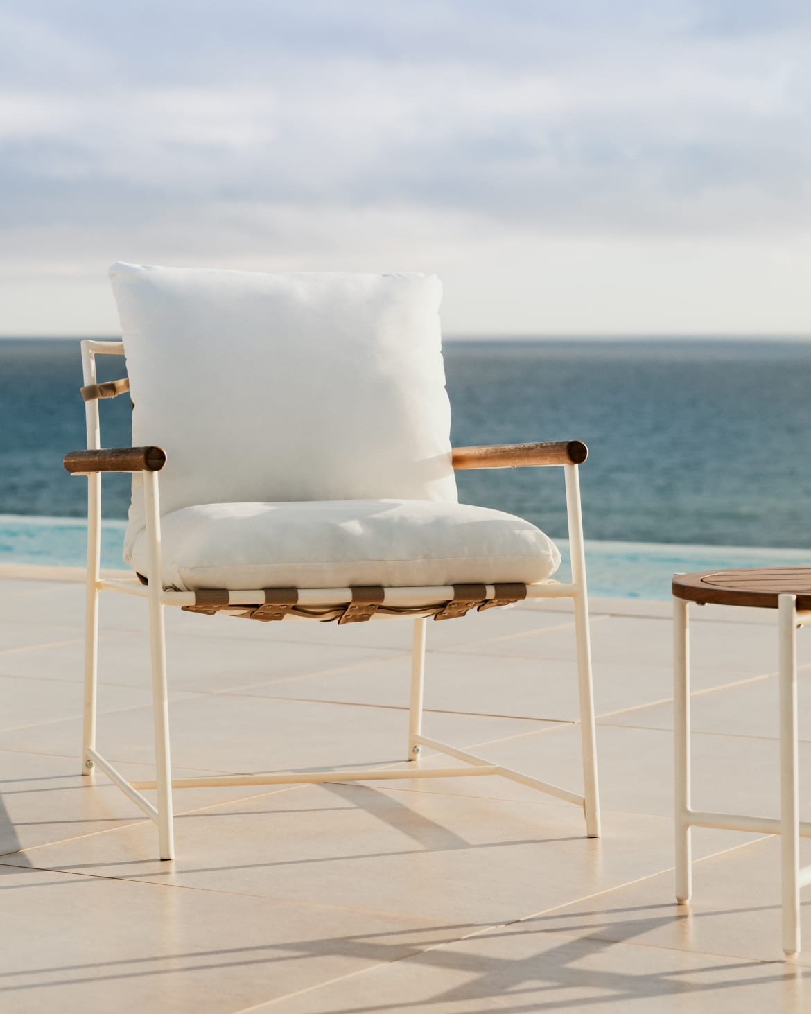 Salon de jardin composé de 2 fauteuils et table basse en acier et bois d'eucalyptus Kerkera