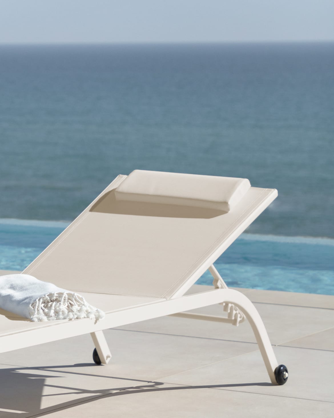 Reclining aluminum sun lounger with Dulem cushion