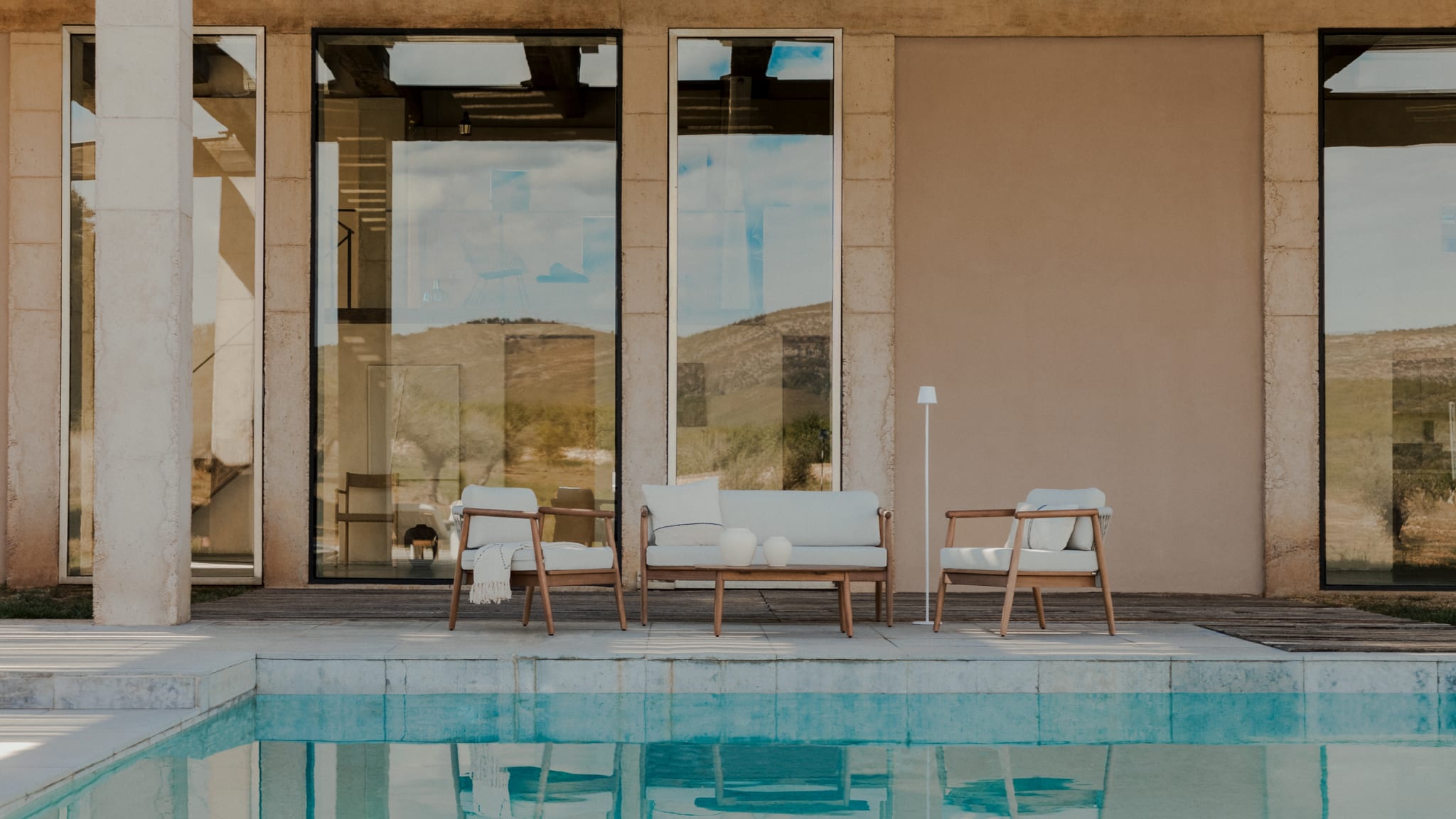 Ensemble de jardin avec un canapé 2 places, 2 fauteuils et une table basse en bois d'eucalyptus Aderyn