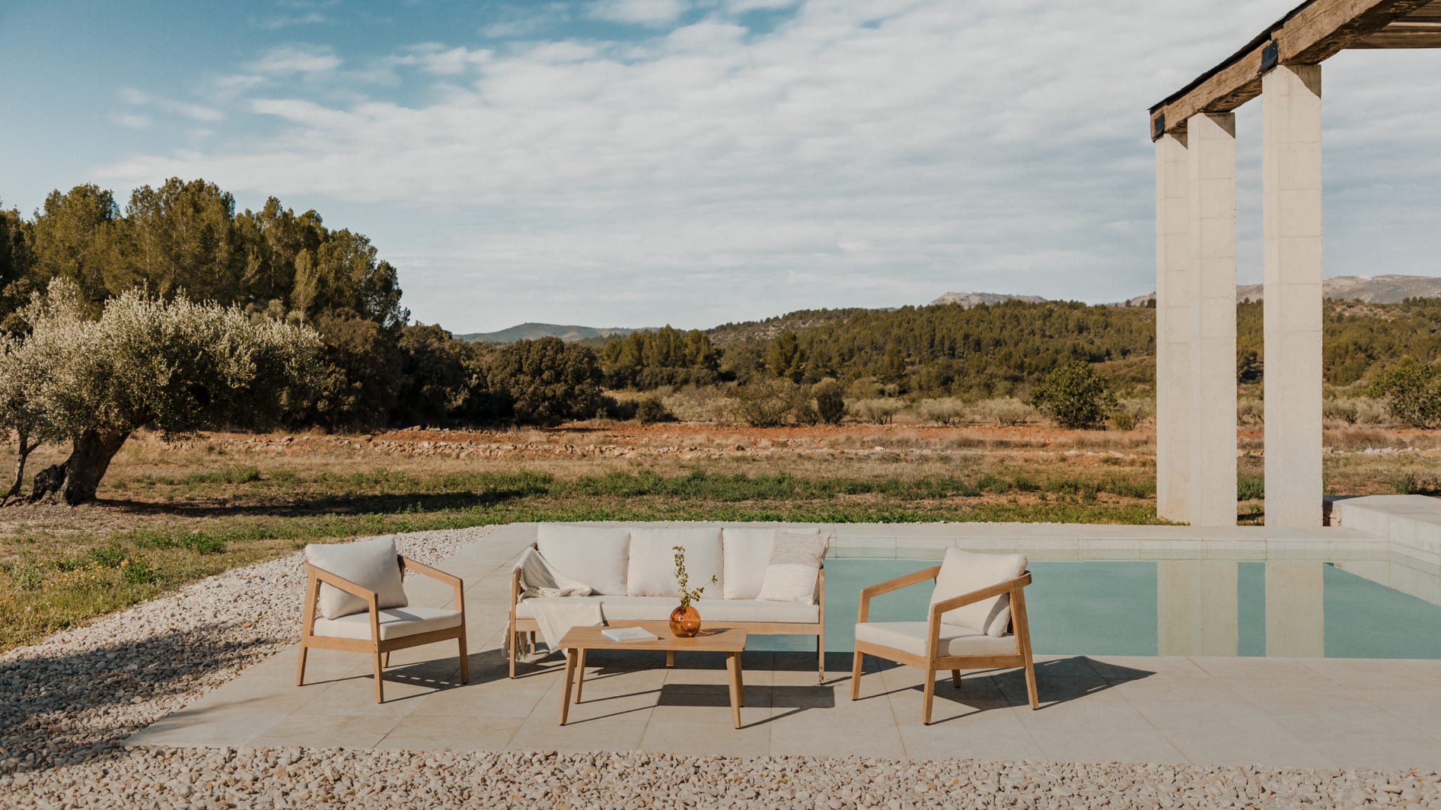 Salon de jardin Kaela avec canapé, 2 fauteuils et table basse en bois d'acacia