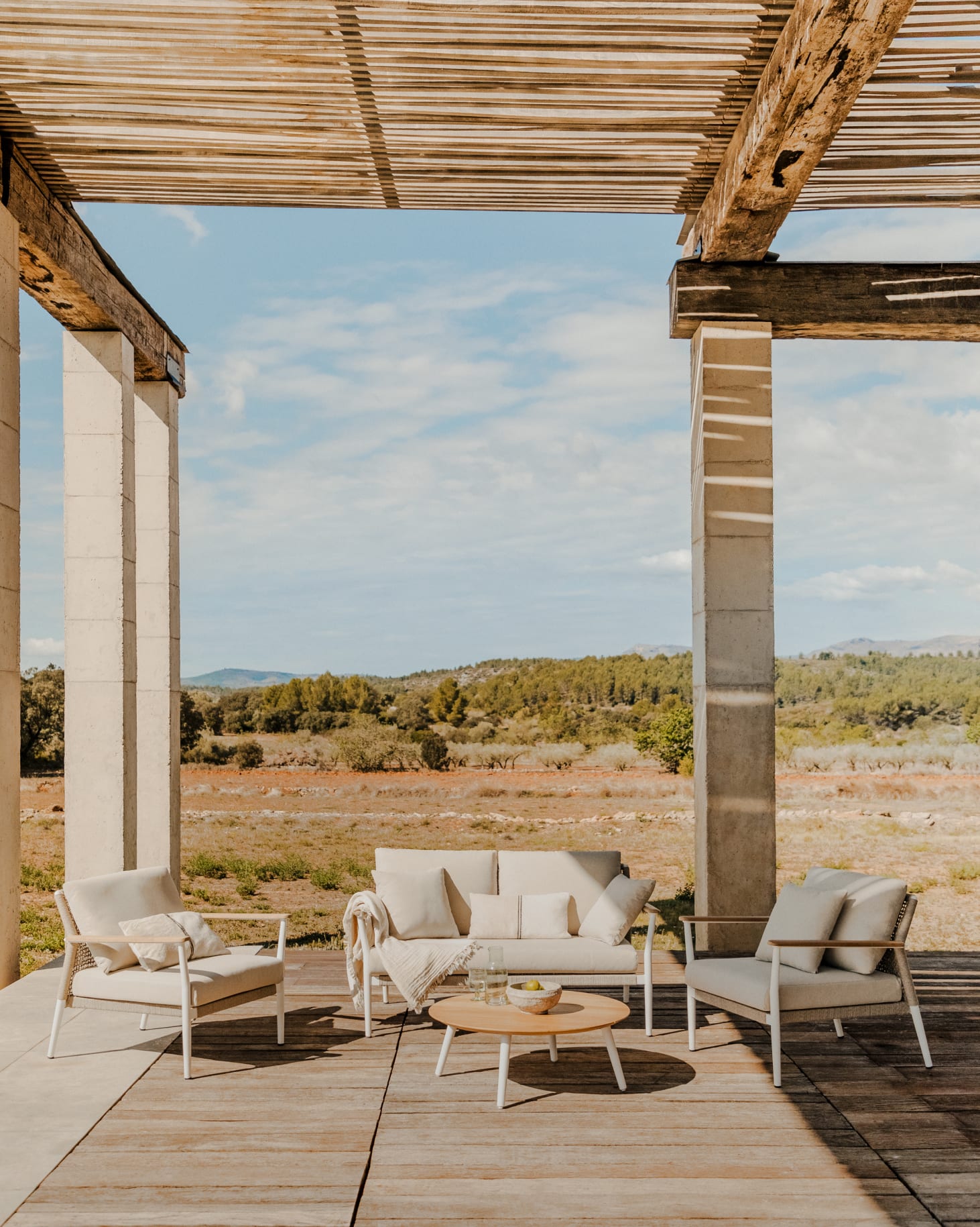 Salon de jardin composé d'un canapé 2 places, 2 fauteuils et table basse en aluminium et bois teck Salbury       