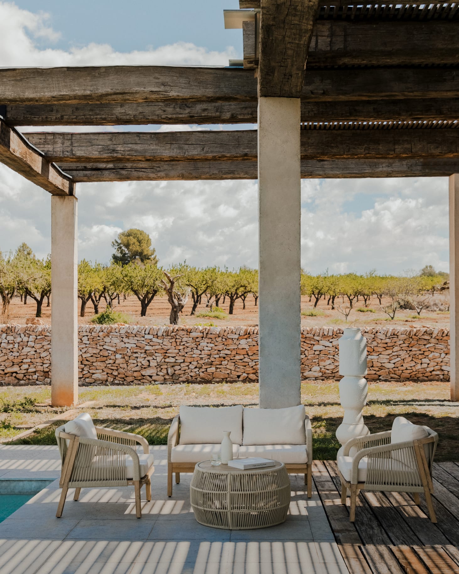 Salon de jardin composé d'un canapé 2 places, deux fauteuils et table basse en bois d'acacia et corde tressée Dubai 