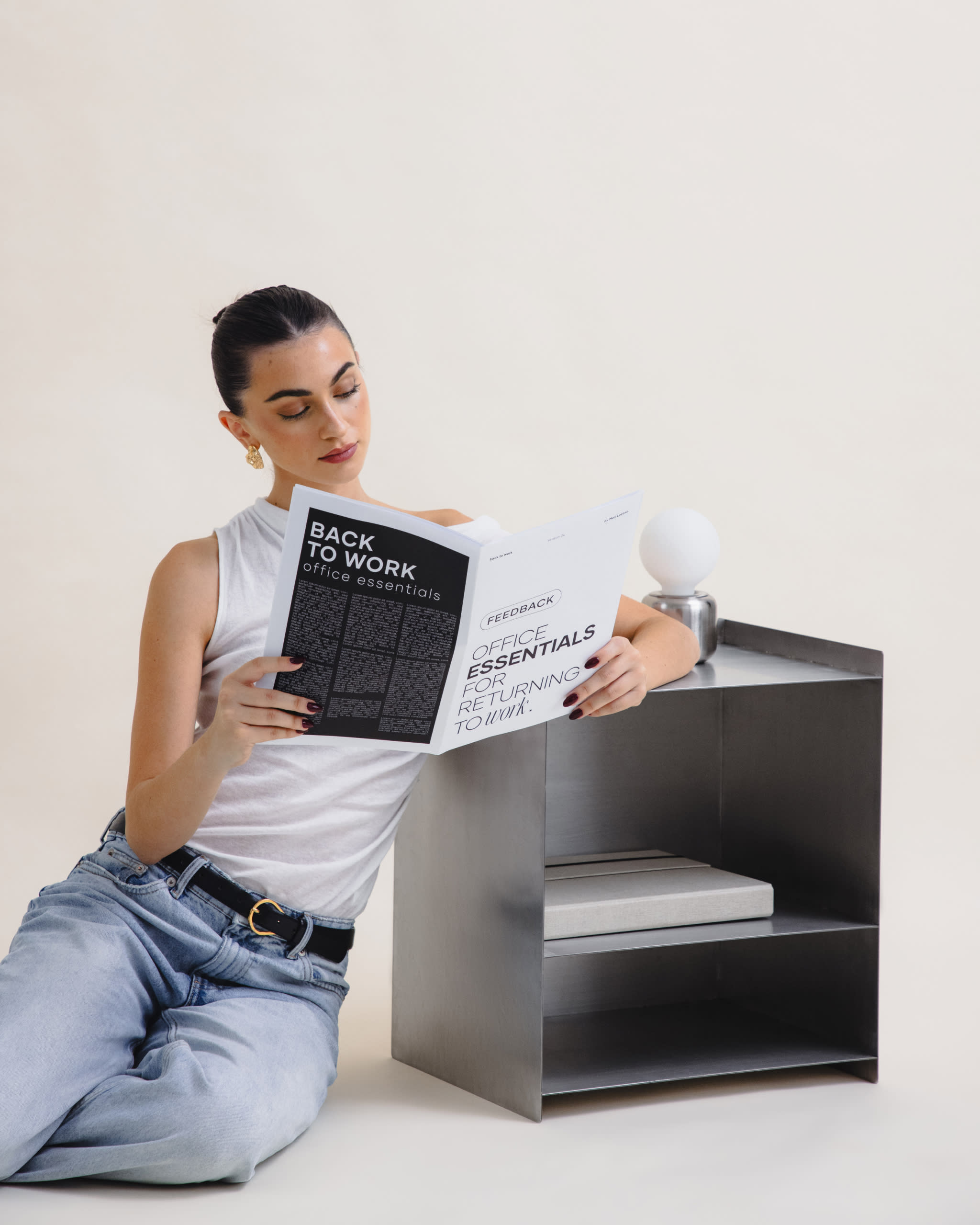 Pero si hay una colección que resalta, es Nolvia. Con mesas auxiliares y estanterías de metal cepillado, esta línea minimalista y contemporánea es la más especial para Meri, destacándose por su acabado moderno y refinado.