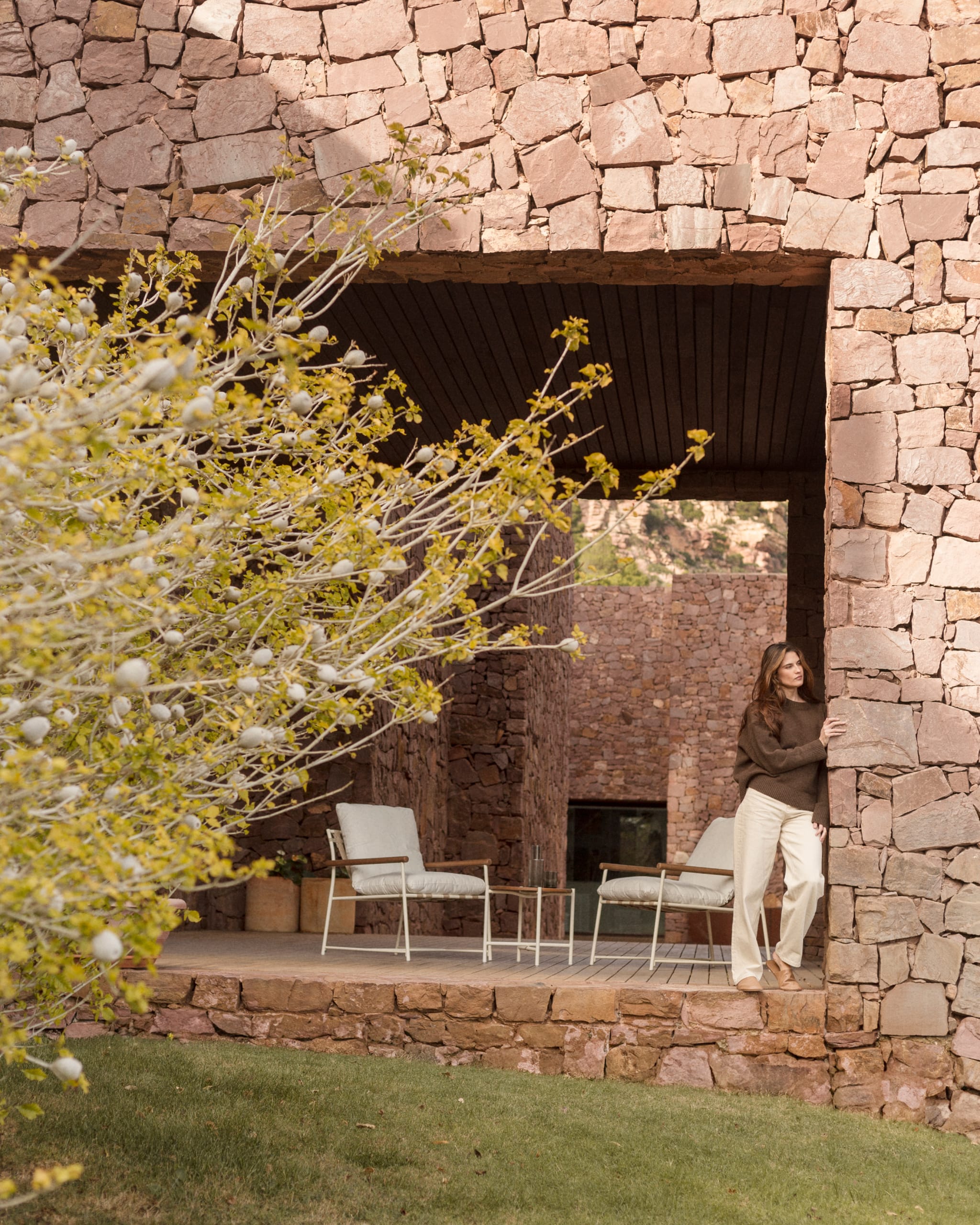 Garden set with 2 armchairs and coffee table in steel and eucalyptus wood Kerkera
