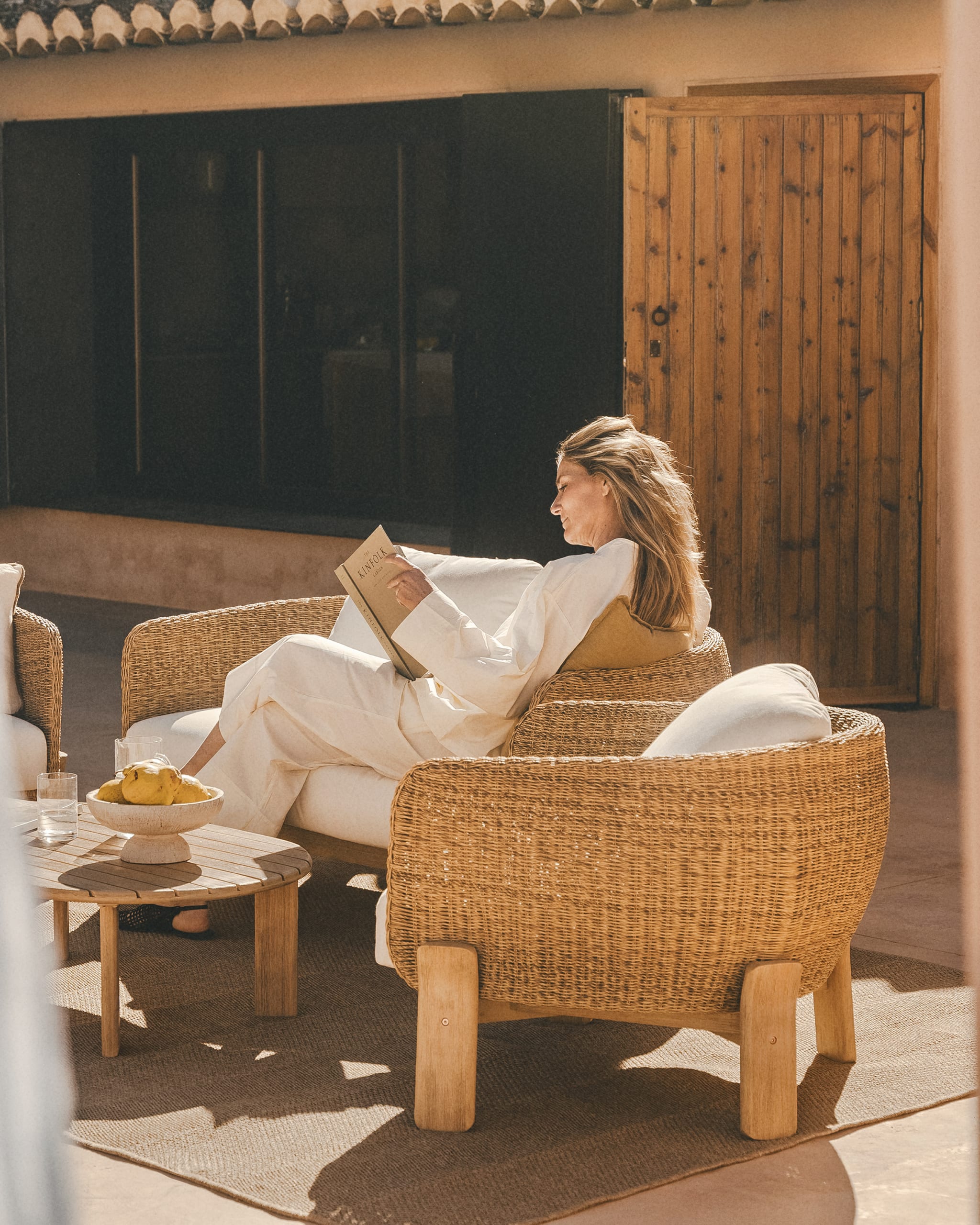 Set da giardino Leilan con 2 poltrone e un tavolino in legno di acacia e rattan