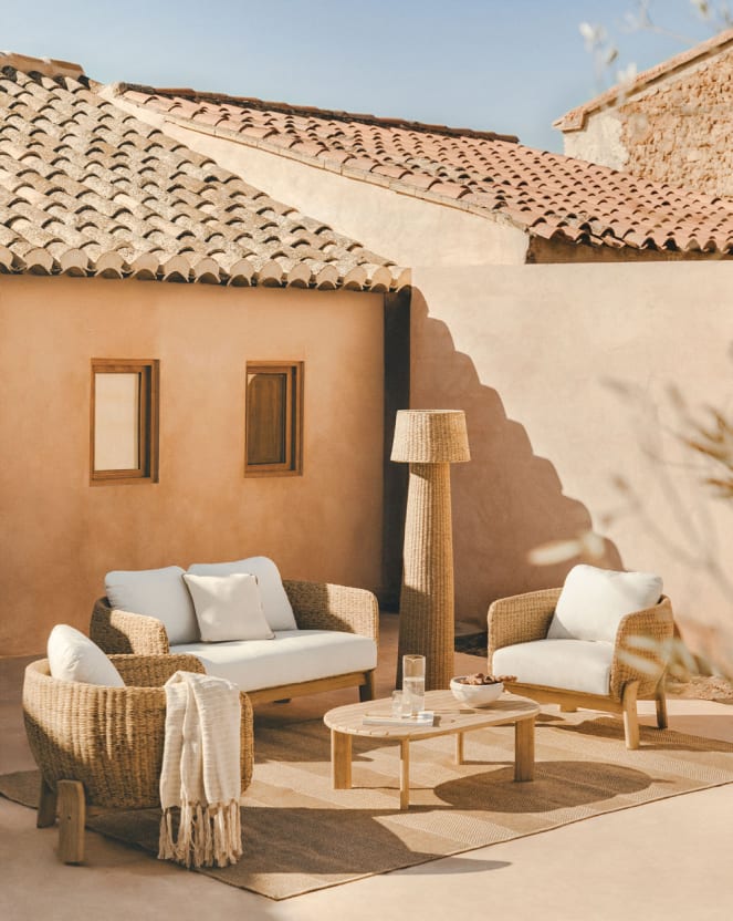 Set da giardino Leilan con divano 2 posti, 2 poltrone e tavolino in legno di acacia e rattan