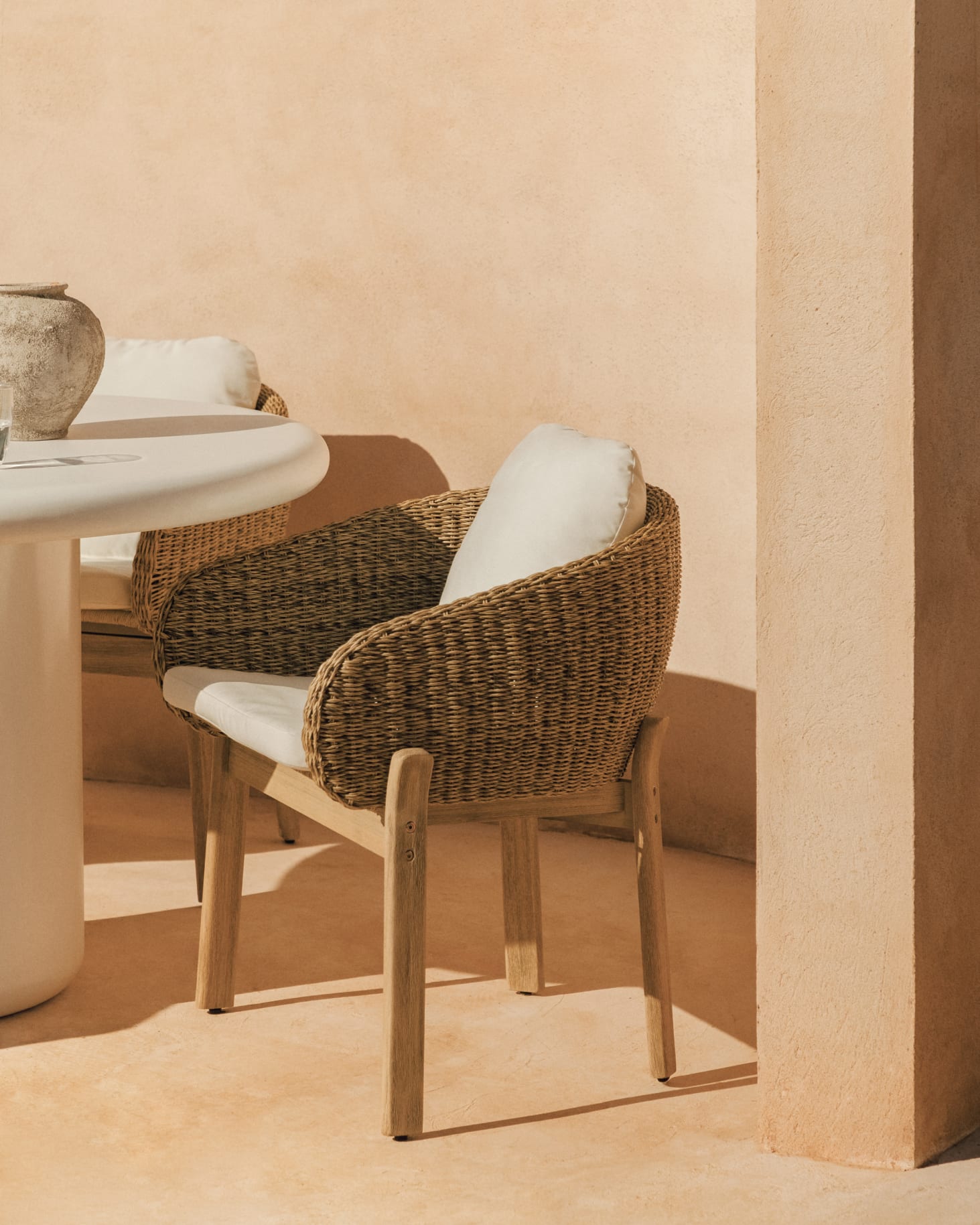 Sedia da giardino Leilan con braccioli in legno di acacia e rattan sintetico 