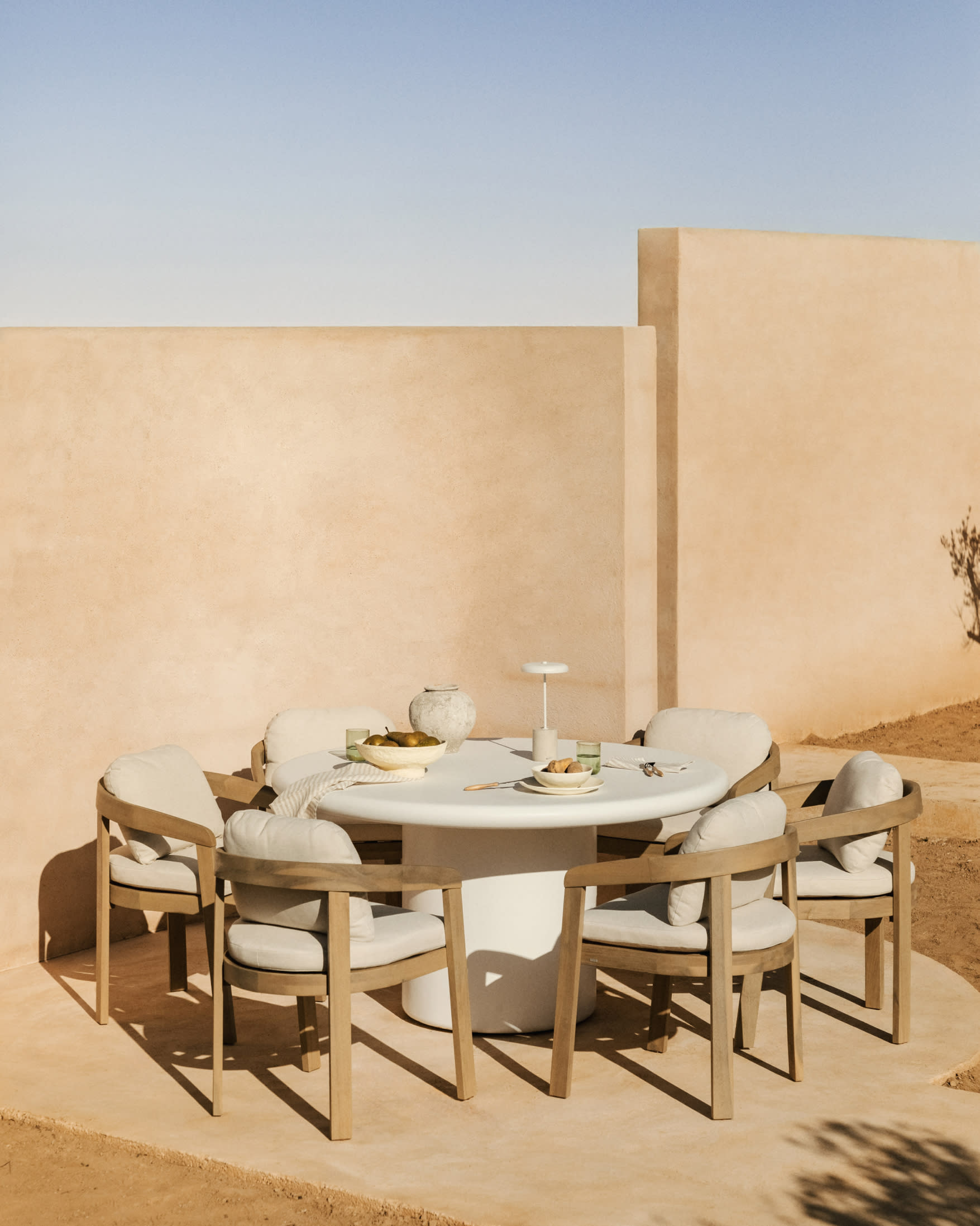 Set tavolo rotondo Ø140 cm in cemento Namara e 6 sedie da giardino in legno di acacia Uleno