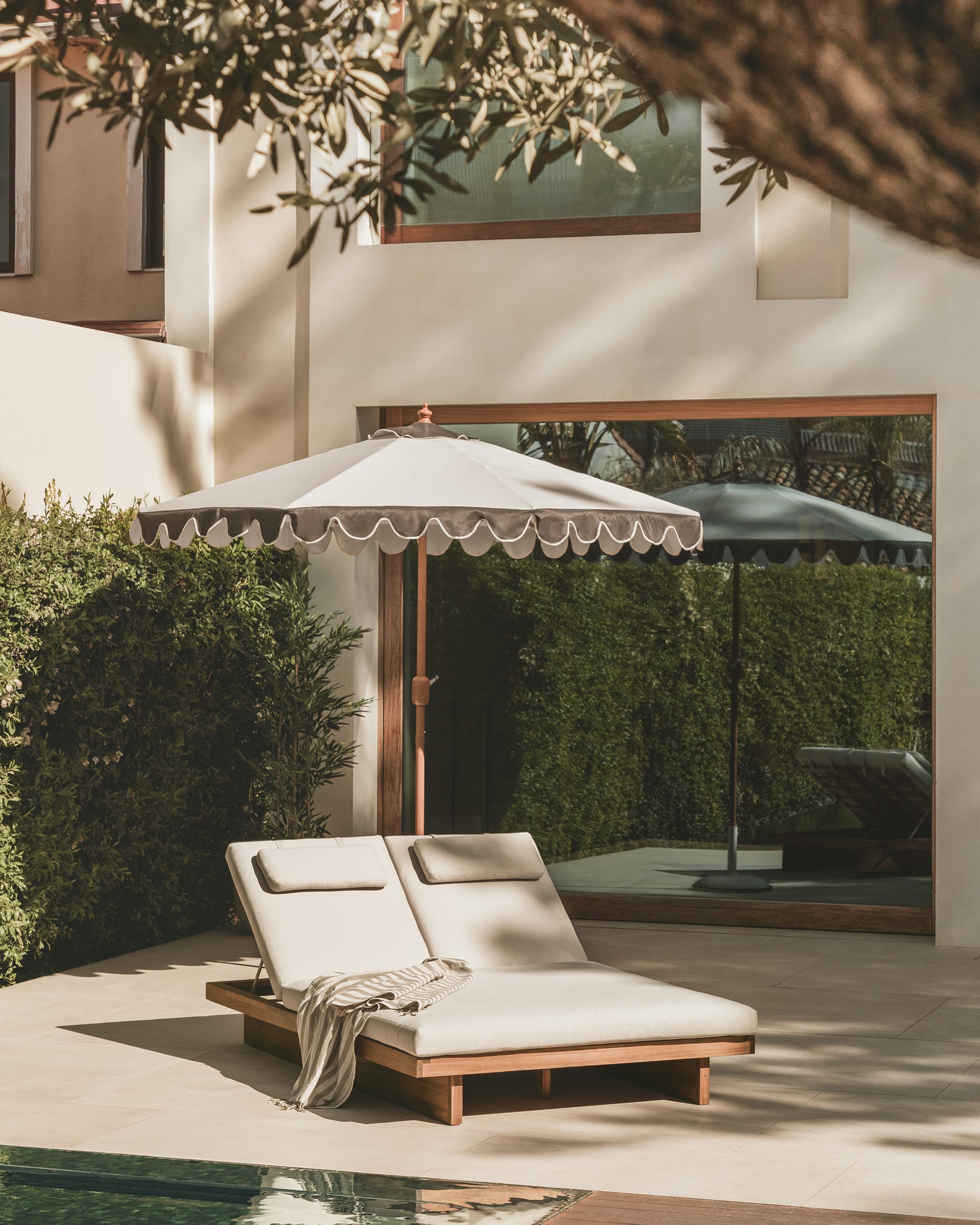 Tumbona doble reclinable en madera de acacia con cojín Dailin