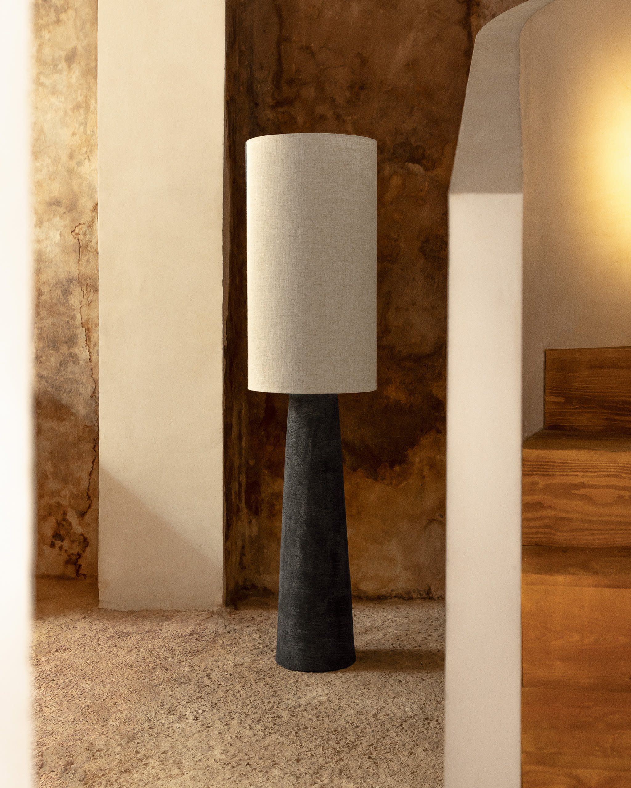 [*]Lámpara de pie en lino y fibra de vidrio Loana