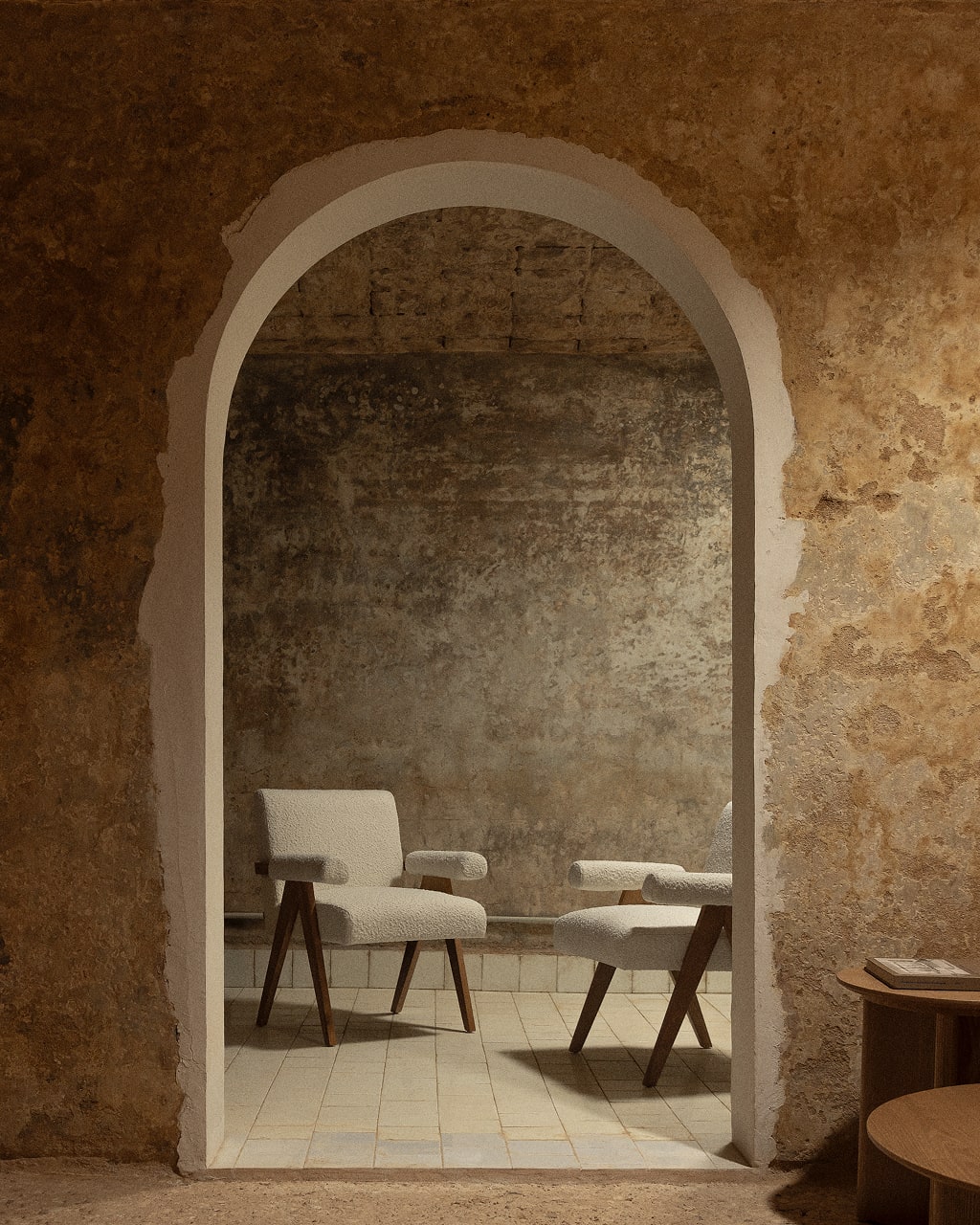 Silla de comedor con reposabrazos en madera y tela bouclé Lucca