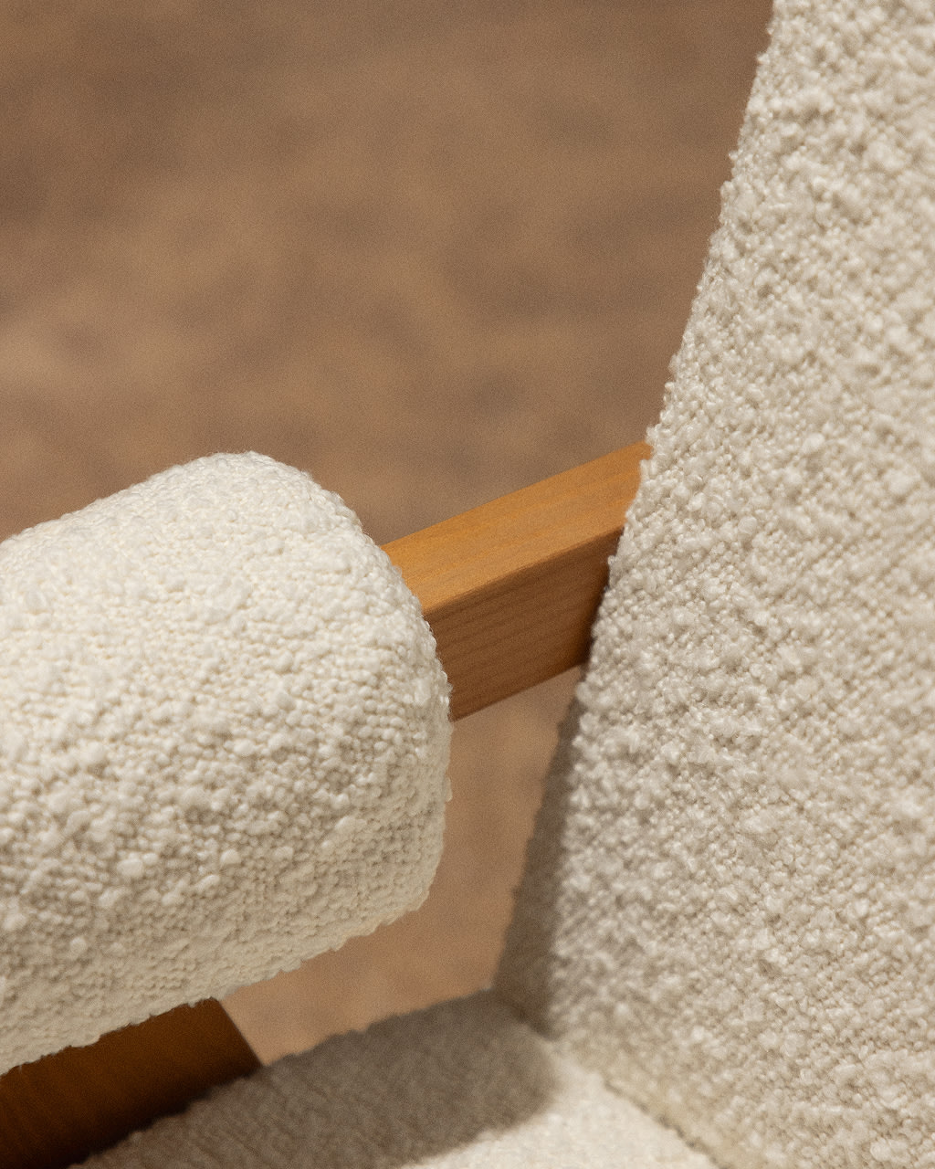 Silla de comedor con reposabrazos en madera y tela bouclé Lucca