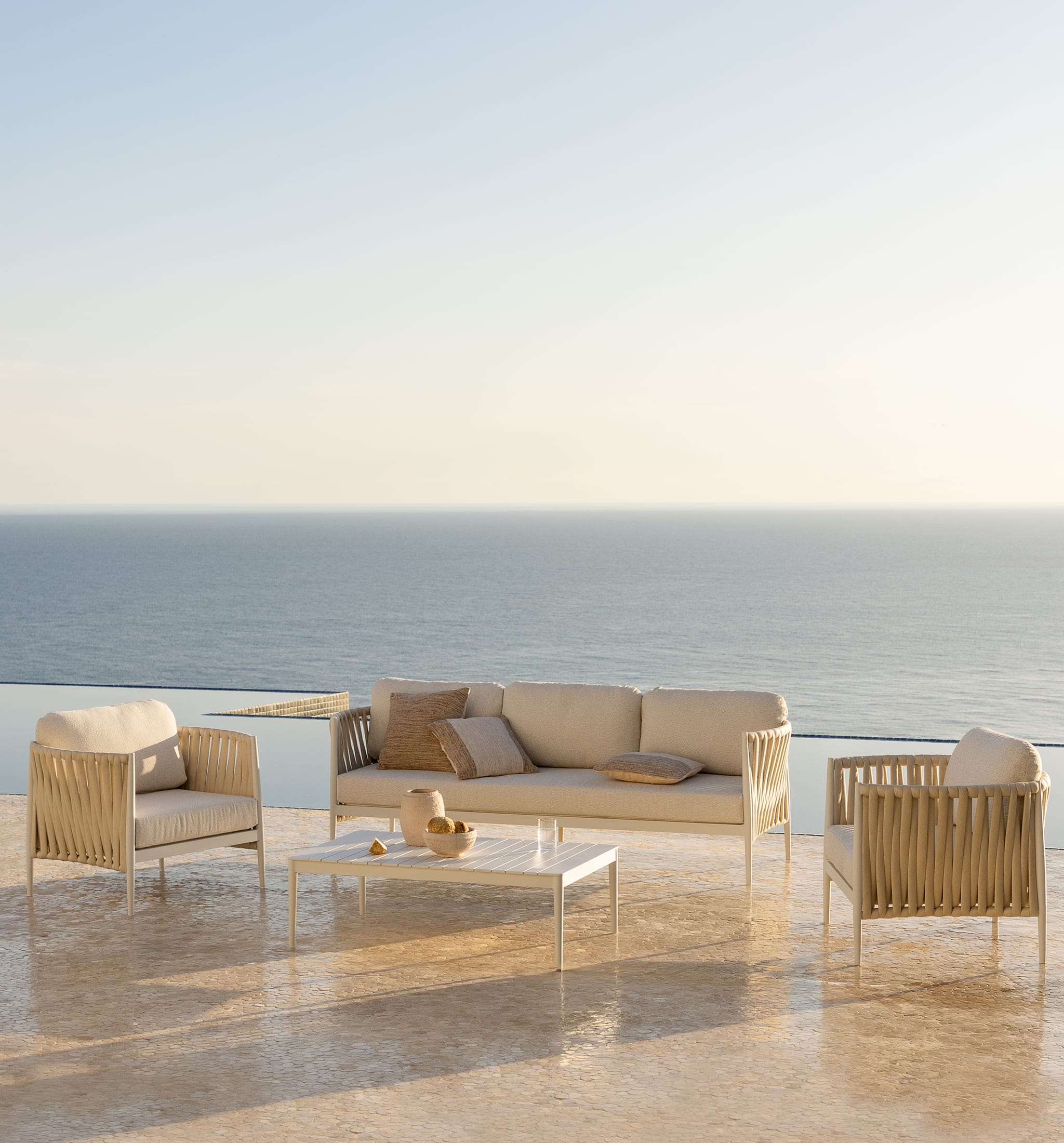 Conjunto de jardín con sofá de 3 plazas, mesa de centro rectangular 120x70 cm y 2 sillones en aluminio Sereilen