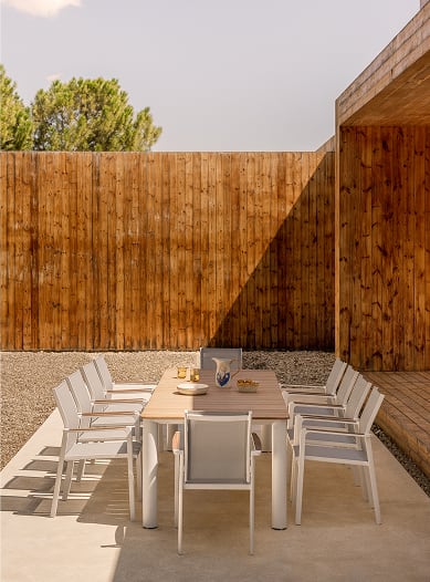 Rechteckiger Gartentisch aus Aluminium und Teakholz Sirka