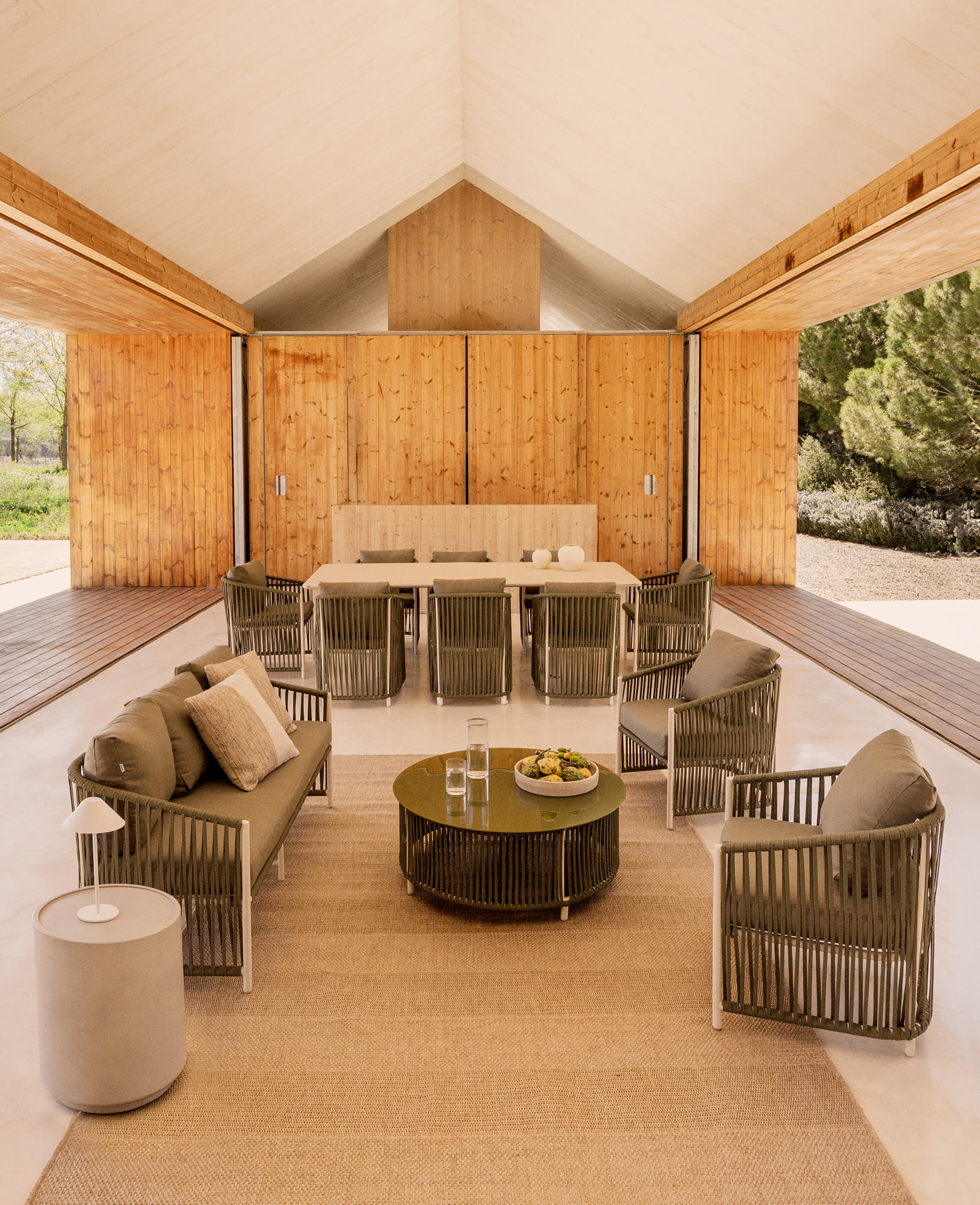 Gartenset mit 2-Sitzer-Sofa, 2 Sesseln und Couchtischen aus Aluminium und geflochtenem Sophie-Seil.