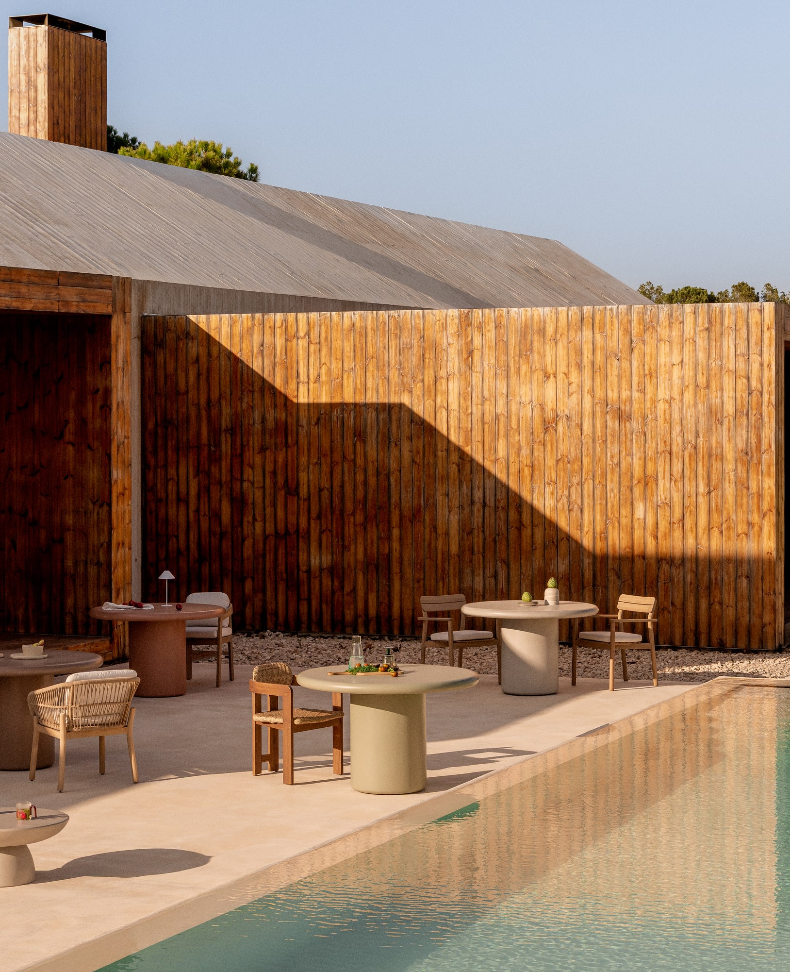 Garden set with a 2-seater sofa, 2 armchairs, and coffee tables in aluminum and Sophie braided rope.