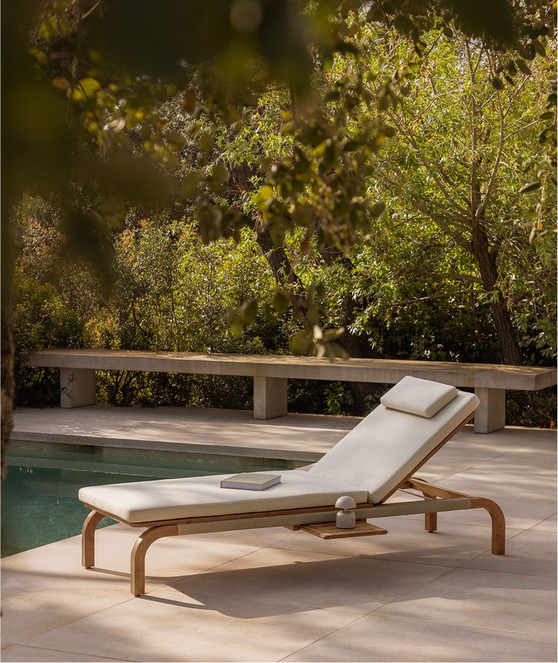 Leżak rozkładany z drewna akacjowego z poduszką Dubai