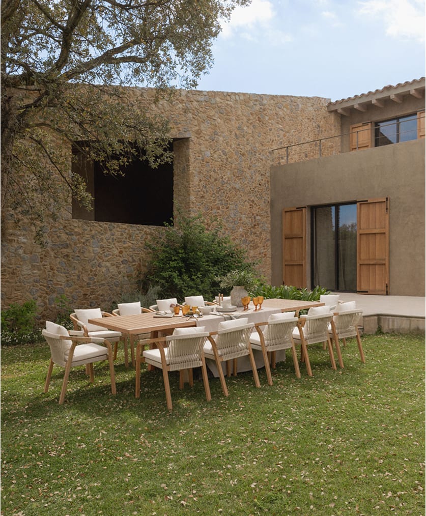 Rozkładany zestaw prostokątnych stołów 200-260-320x100 cm i 12 krzeseł ogrodowych z podłokietnikami z drewna akacjowego Dubai