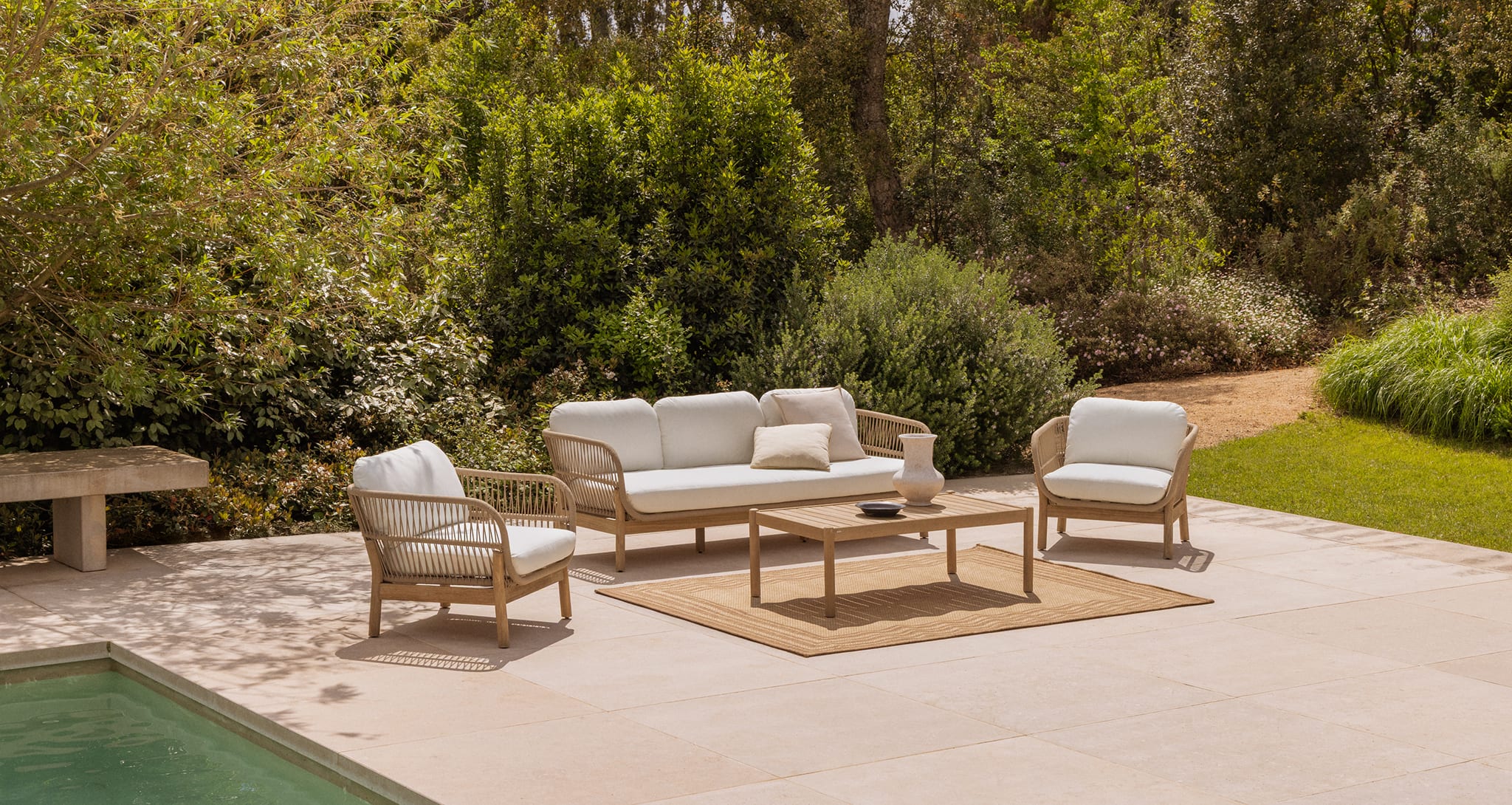 Zestaw ogrodowy Karvia z 3-osobową sofą, 2 fotelami i stolikiem kawowym z aluminium i drewna akacjowego   